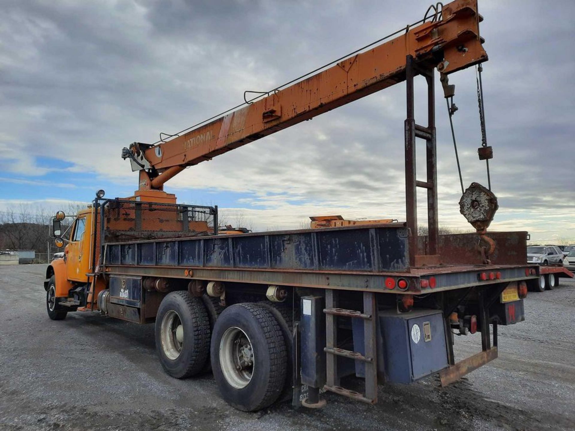 1990 INTERNATIONAL 4900 STAKE BODY CRANE TRUCK (HC UNIT: HC-2102-021) - Bild 2 aus 15