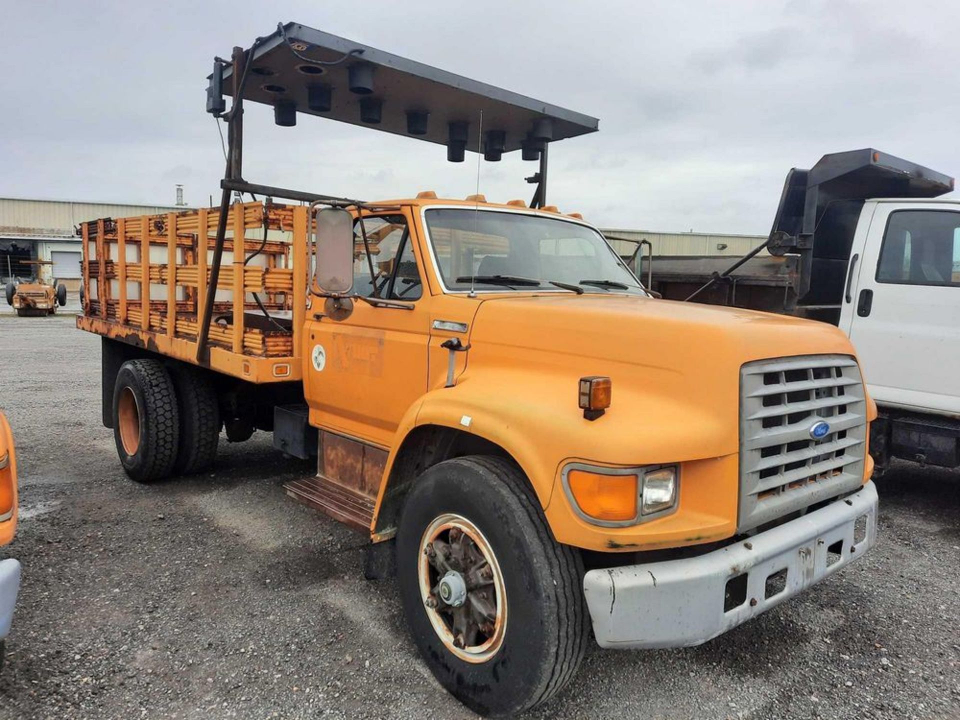 1995 FORD F800 STAKE BODY TRUCK W/ARROW BOARD (VDOT UNIT: R01244) - Image 4 of 23