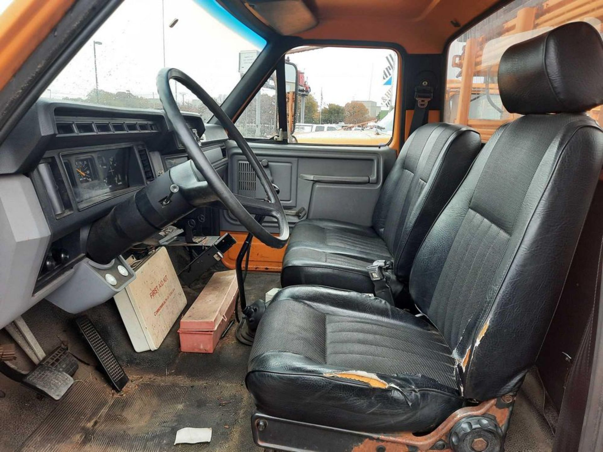 1995 FORD F800 STAKE BODY TRUCK W/ARROW BOARD (VDOT UNIT: R01244) - Image 10 of 23