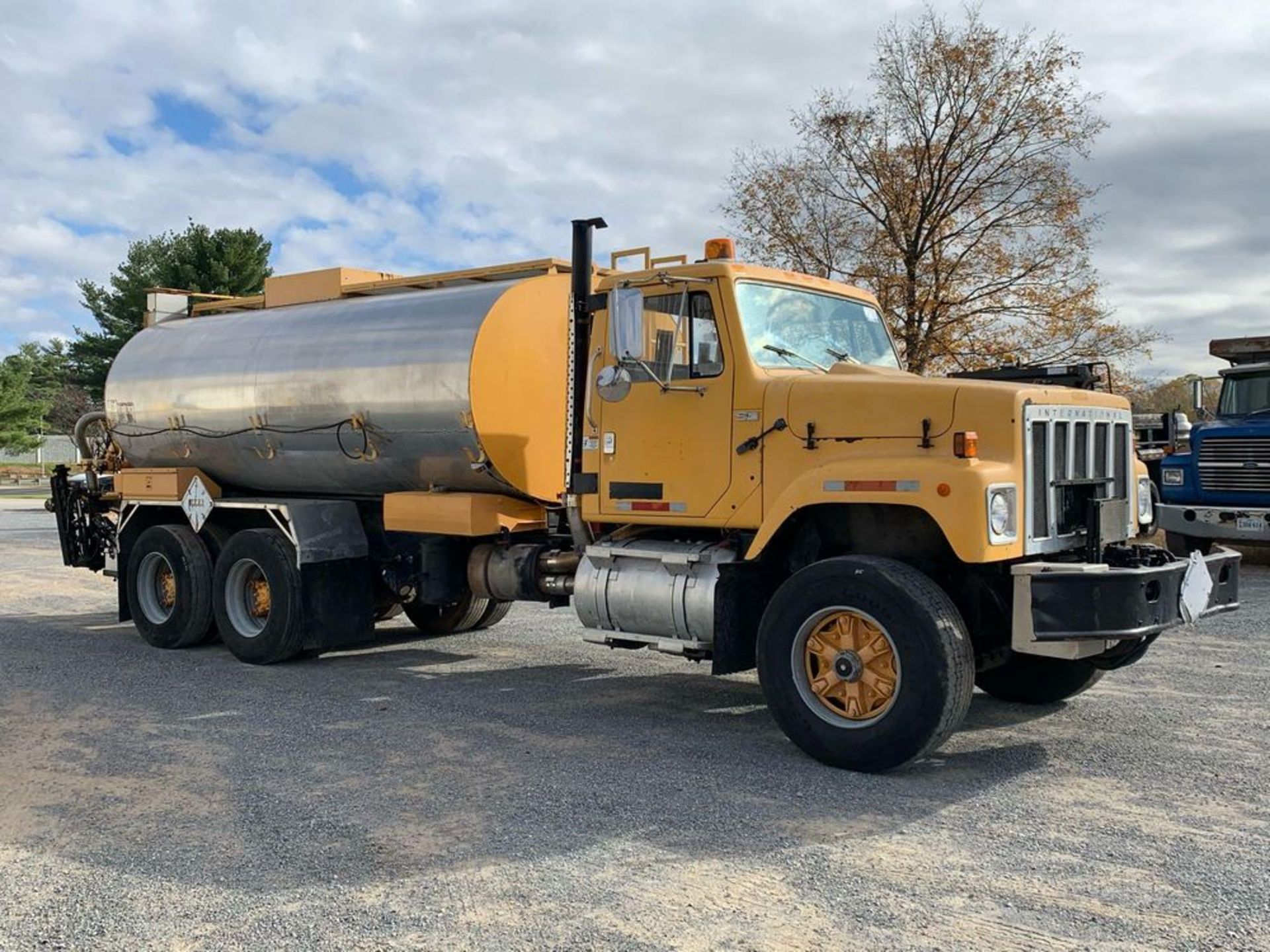 INTERNATIONAL F257 T/A ASPHALT DISTRIBUTION TRUCK - Image 10 of 83