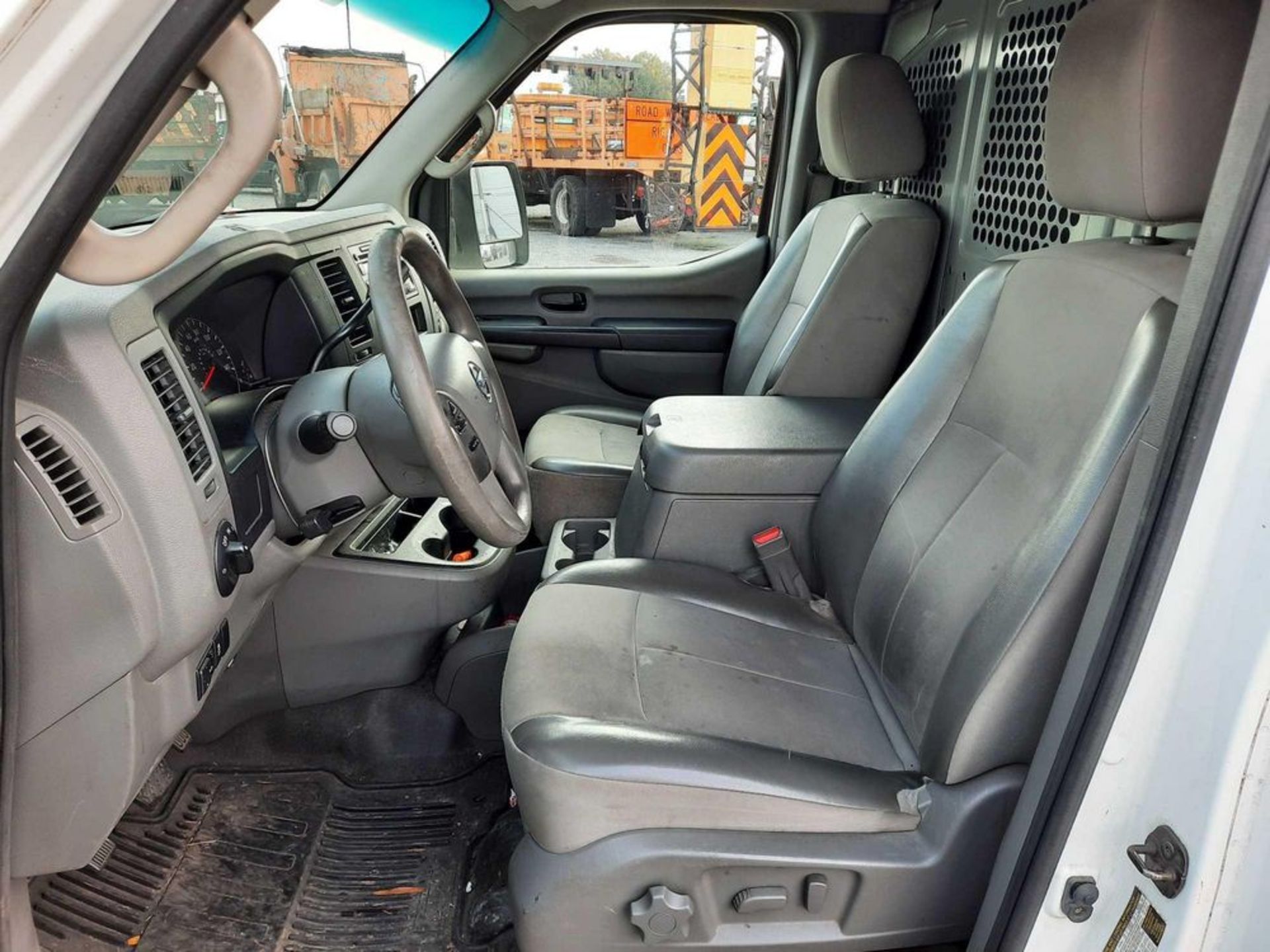 2013 NISSAN NV2500HD CARGO VAN - Image 8 of 17