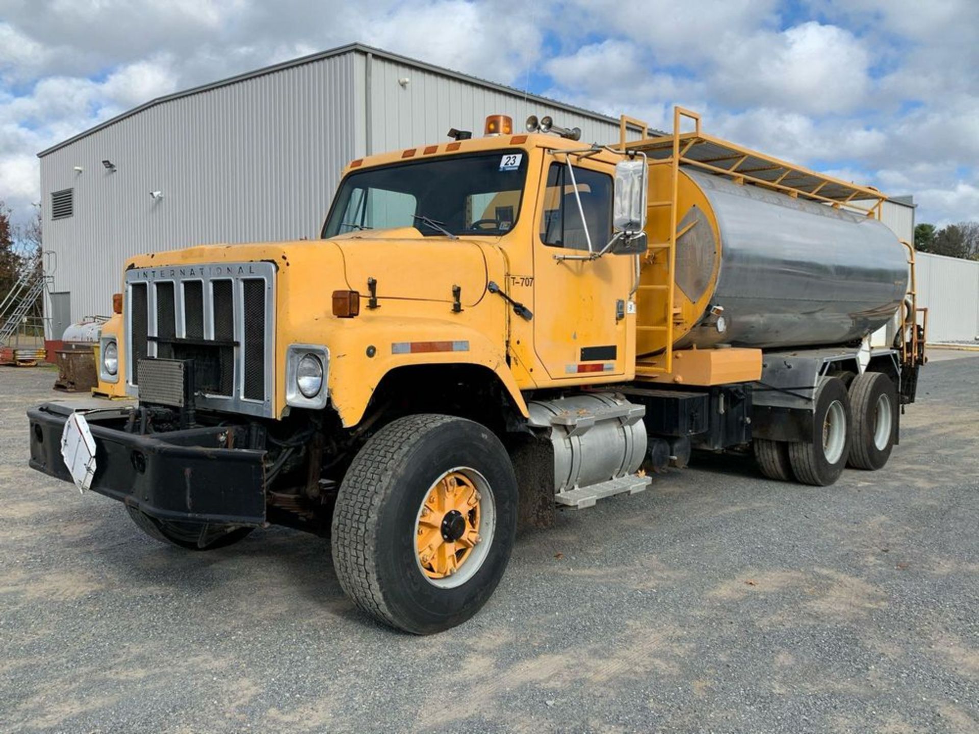 INTERNATIONAL F257 T/A ASPHALT DISTRIBUTION TRUCK