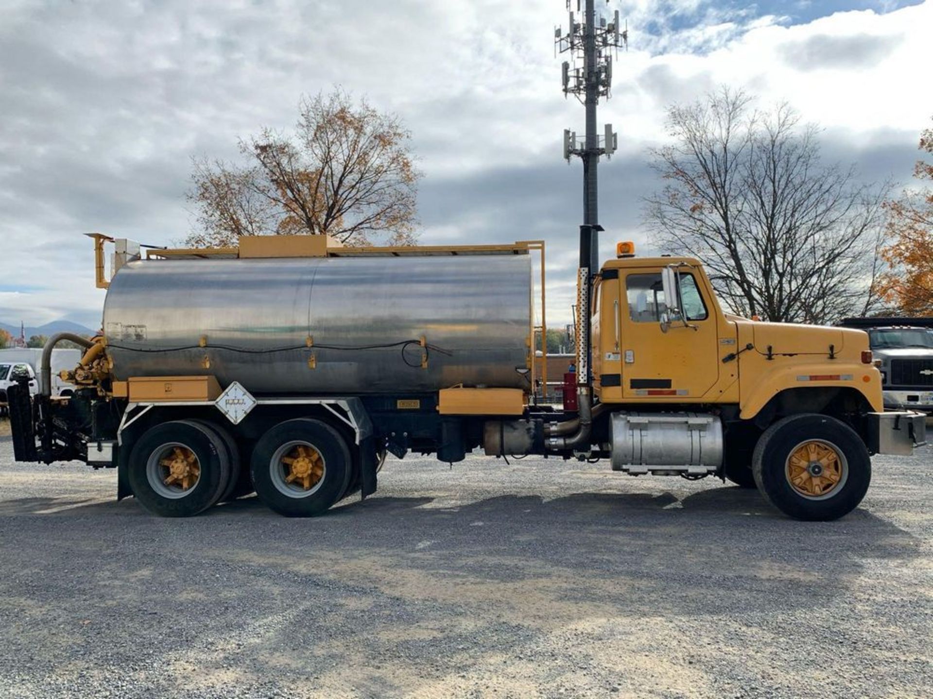 INTERNATIONAL F257 T/A ASPHALT DISTRIBUTION TRUCK - Image 9 of 83