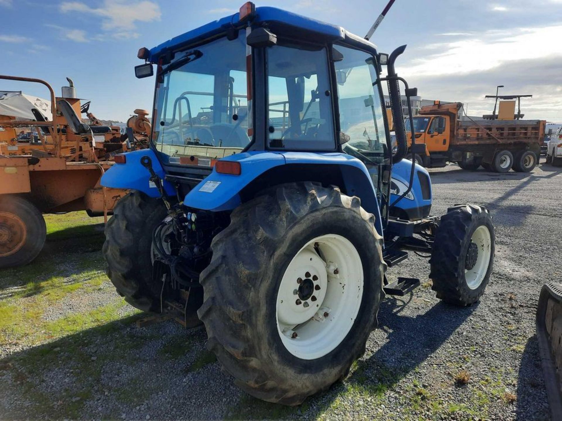 2005 NEW HOLLAND TL80A TRACTOR (VDOT UNIT: R08155) - Image 3 of 17