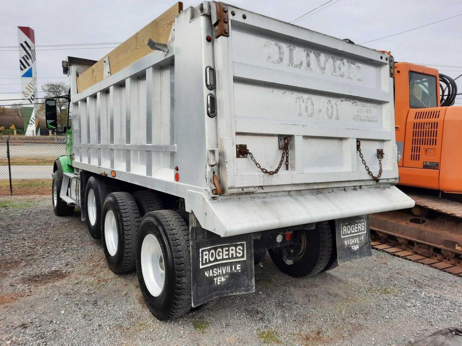 2016 VOLVO VHD TRI/A 15' DUMP TRUCK - Image 2 of 22