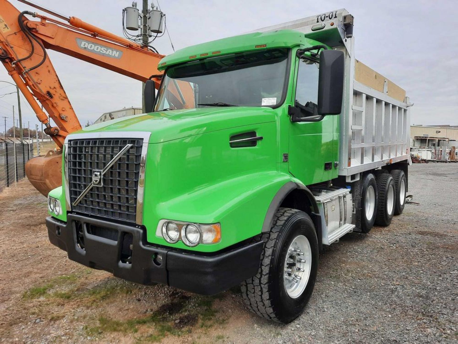 2016 VOLVO VHD TRI/A 15' DUMP TRUCK