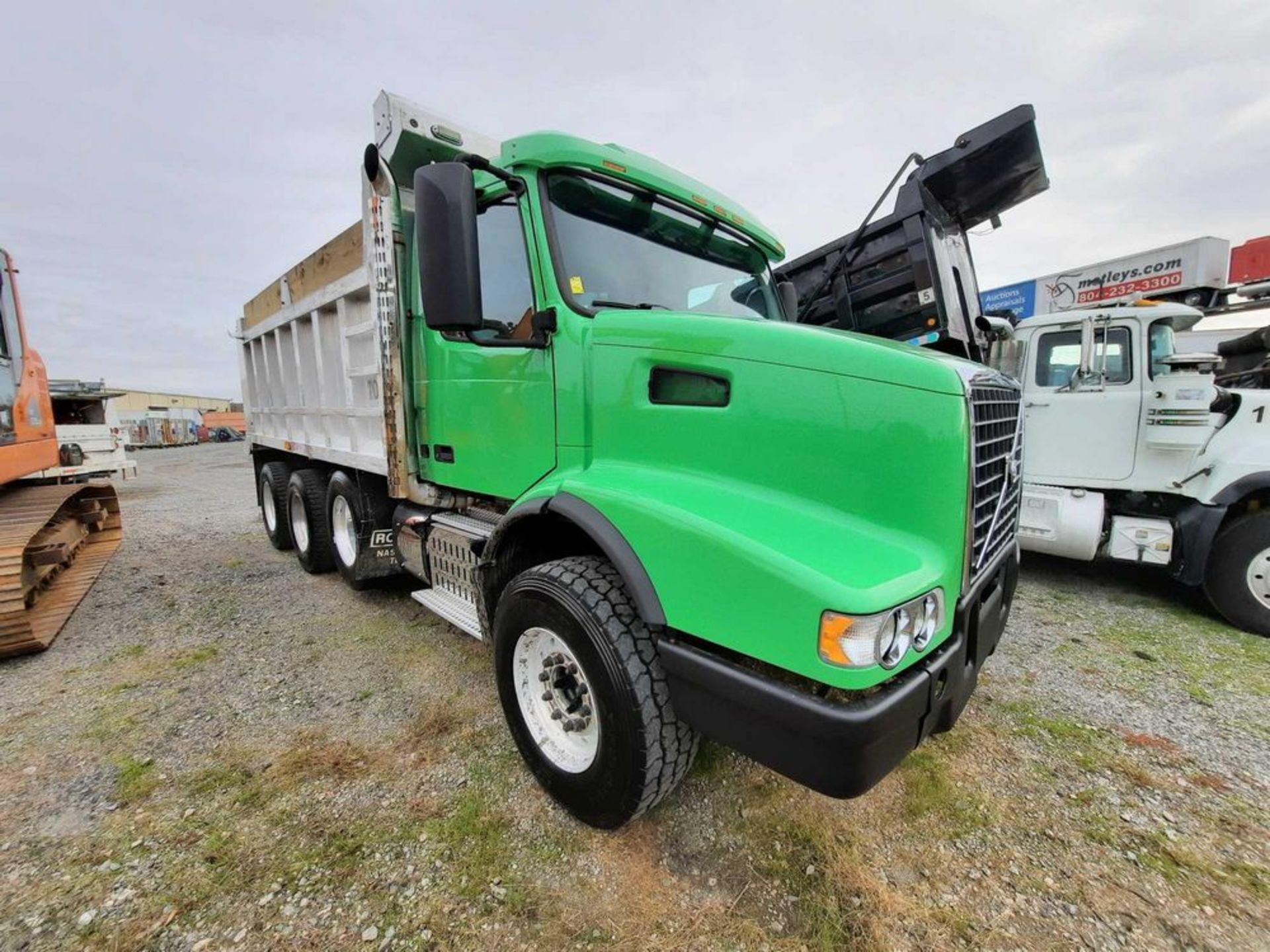 2016 VOLVO VHD TRI/A 15' DUMP TRUCK - Image 4 of 22