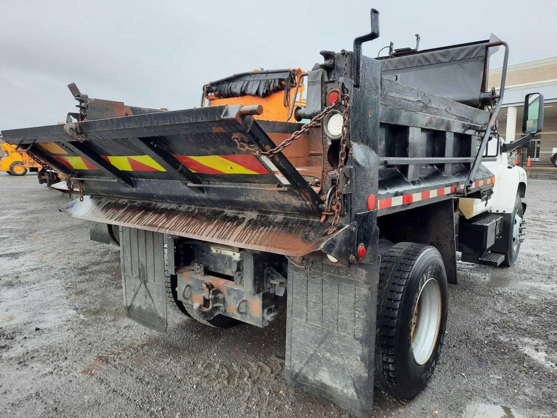 2005 GMC C7500 10' S/A DUMP TRUCK (VDOT UNIT: R07183) - Image 2 of 25