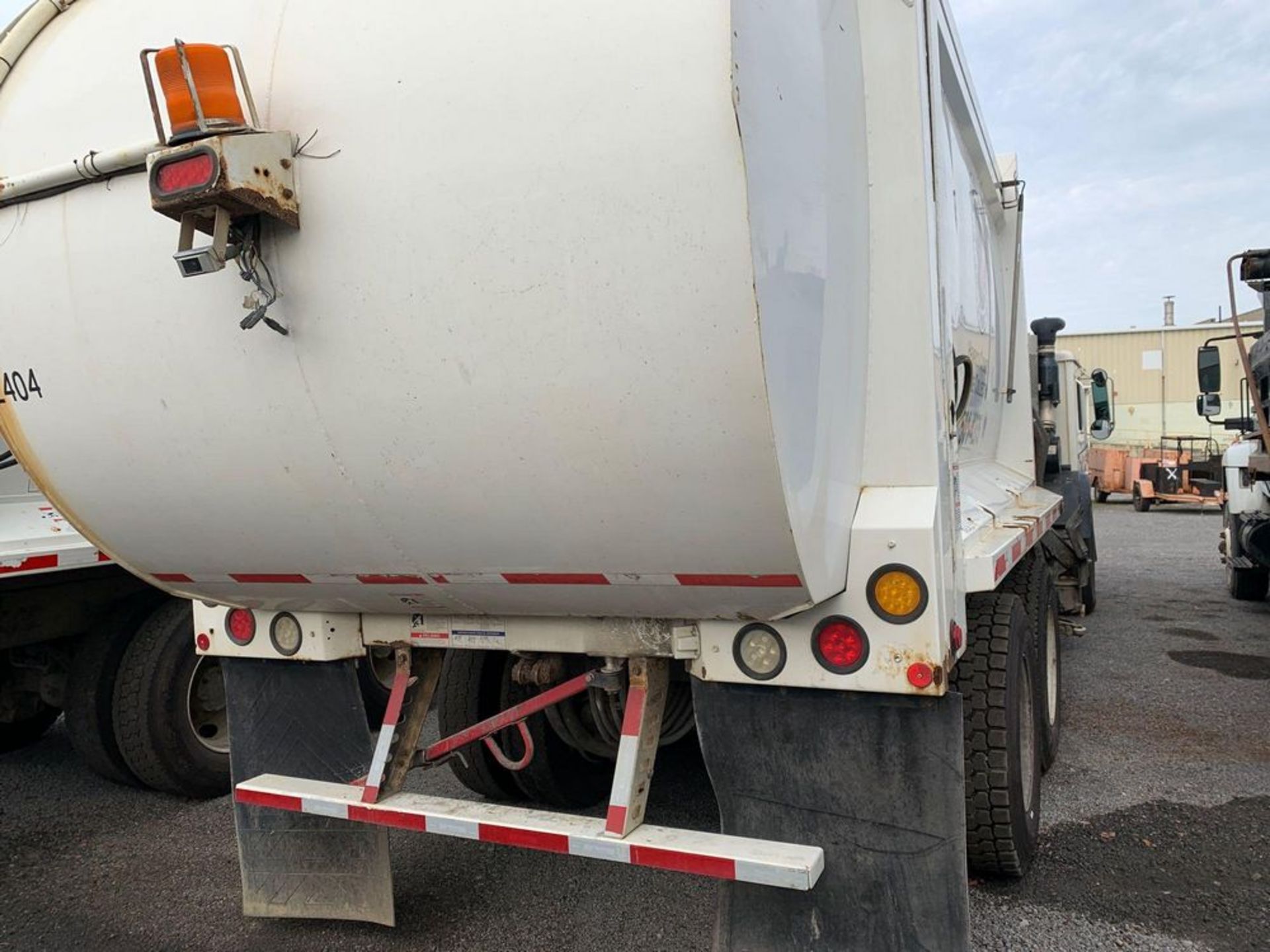 2012 MACK LE600 REFUSE PACKER TRASH TRUCK (HC UNIT: HC-2102-019) - Image 4 of 5