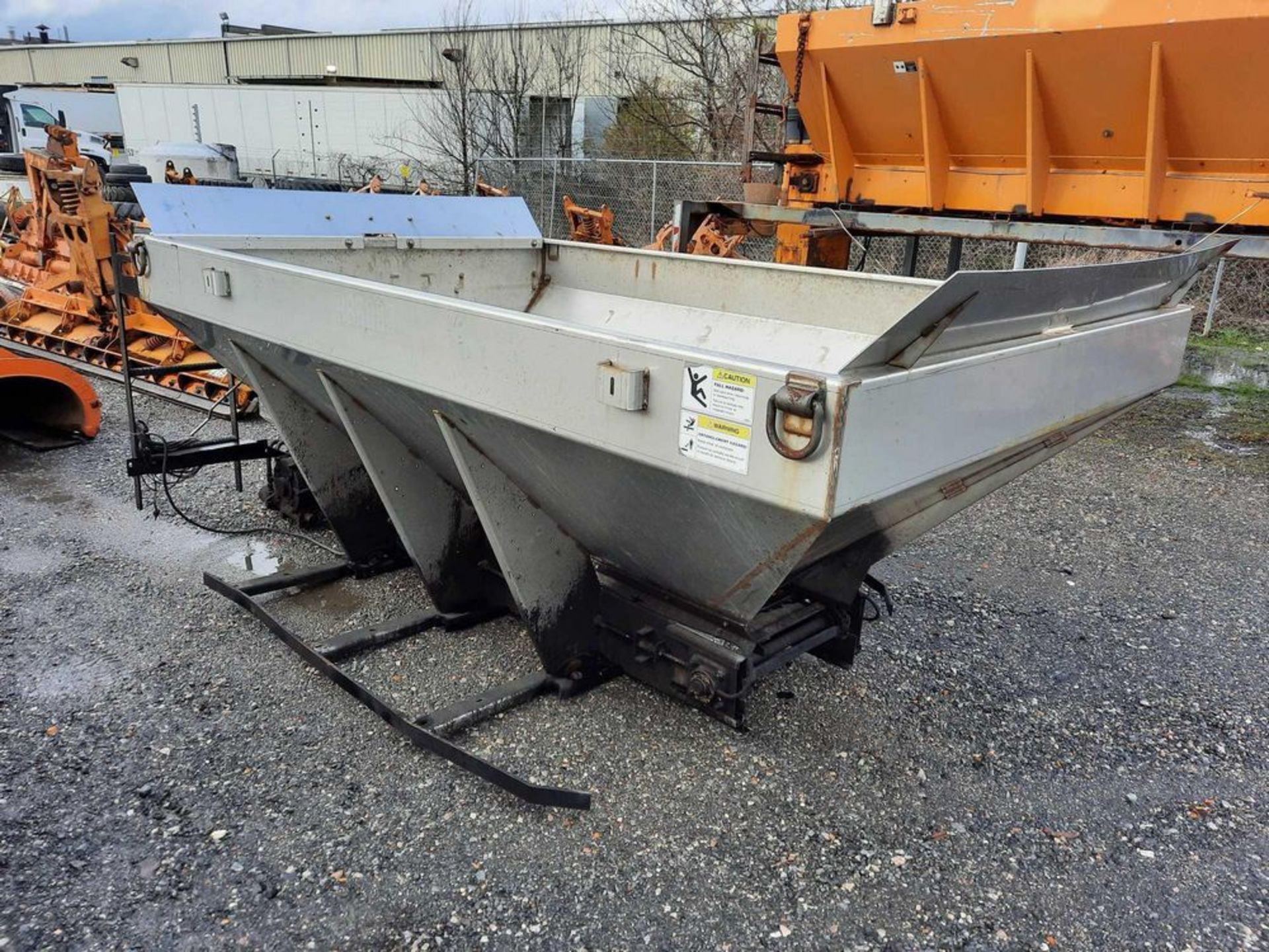 2010 HENDERSON SPREADER W/STAND (VDOT UNIT: N86083)