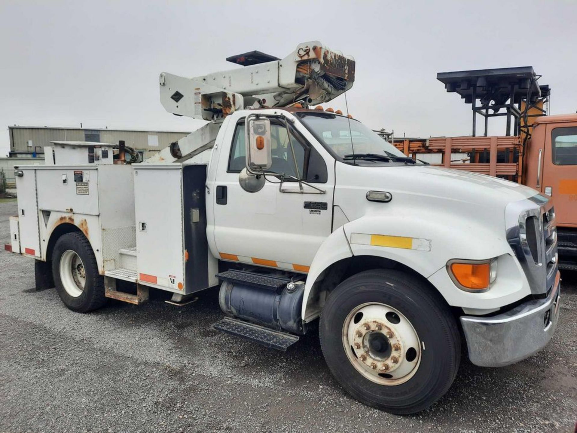 2004 FORD F650 TRUCK - AERIAL BUCKET (VDOT UNIT: R06607) - Image 2 of 18