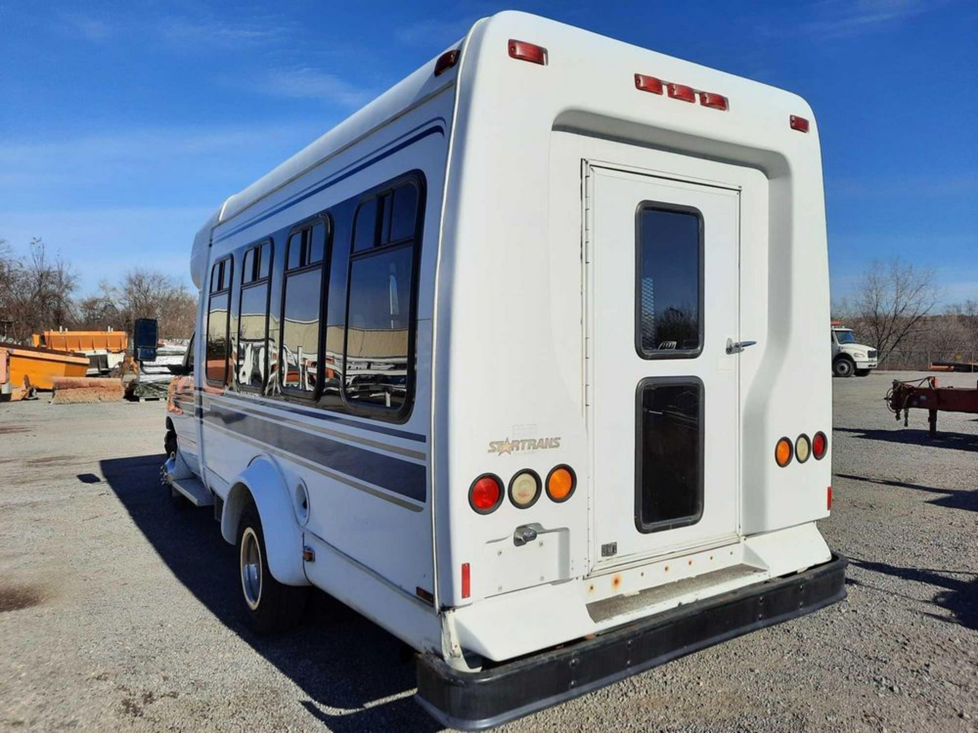 2006 FORD E350 TRANSPORTATION BUS - Image 2 of 23