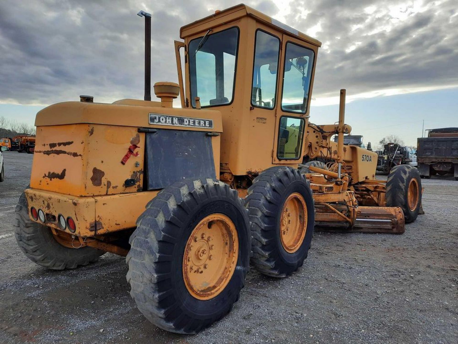 1984 JOHN DEERE 570A MOTOR GRADER - Image 2 of 18