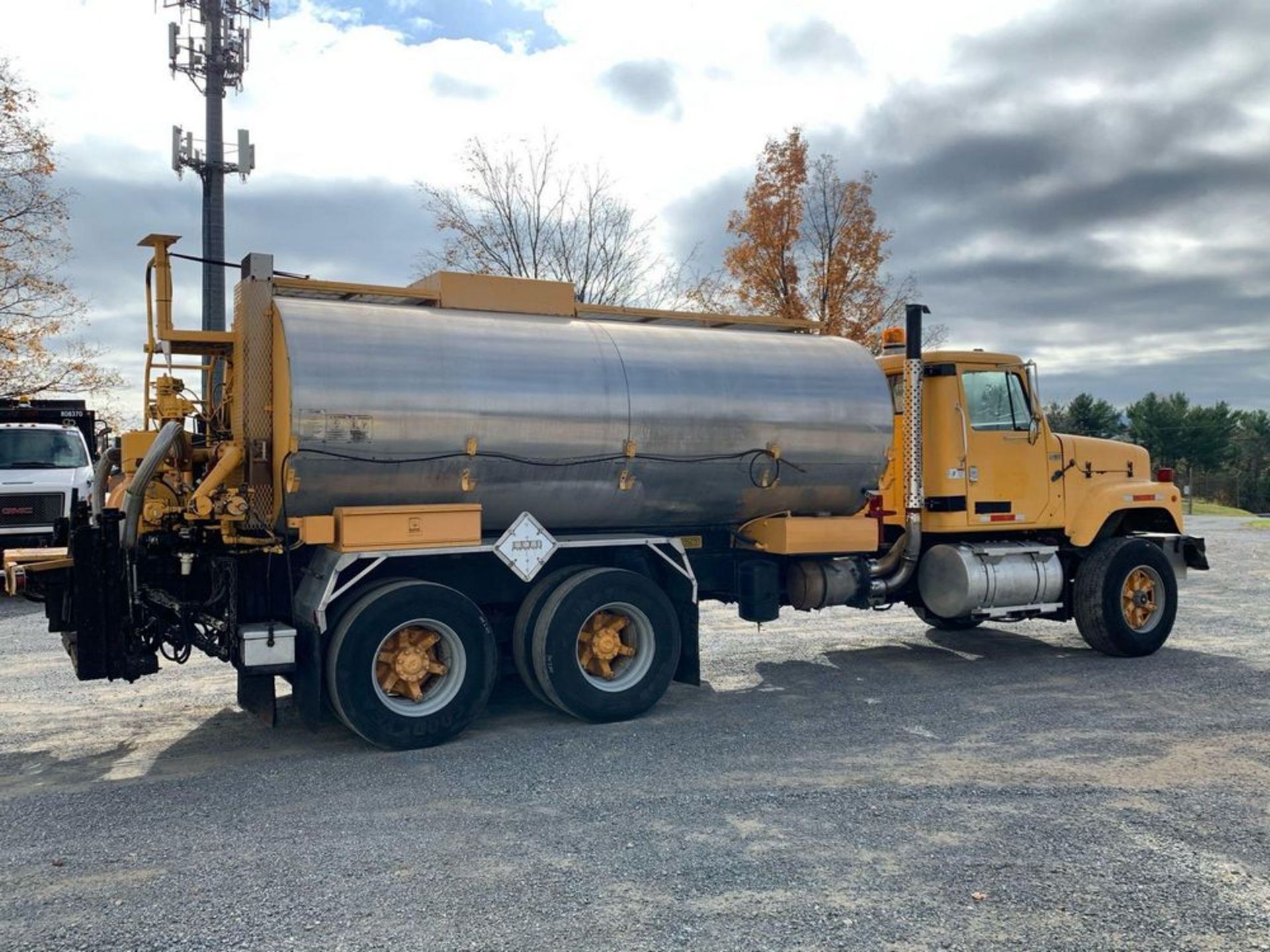 INTERNATIONAL F257 T/A ASPHALT DISTRIBUTION TRUCK - Image 8 of 83