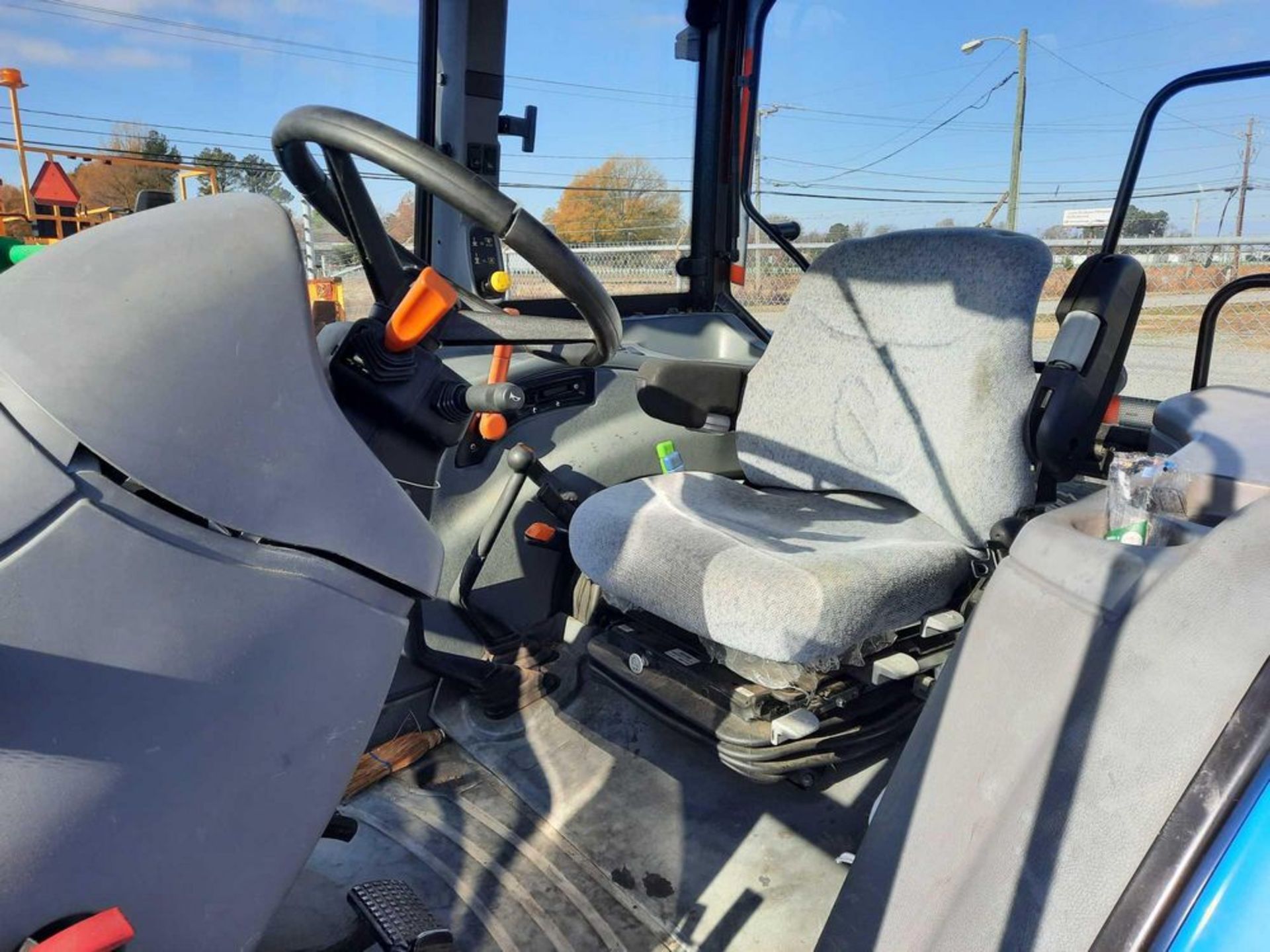 2005 NEW HOLLAND TL80A TRACTOR (VDOT UNIT: R08155) - Image 5 of 17