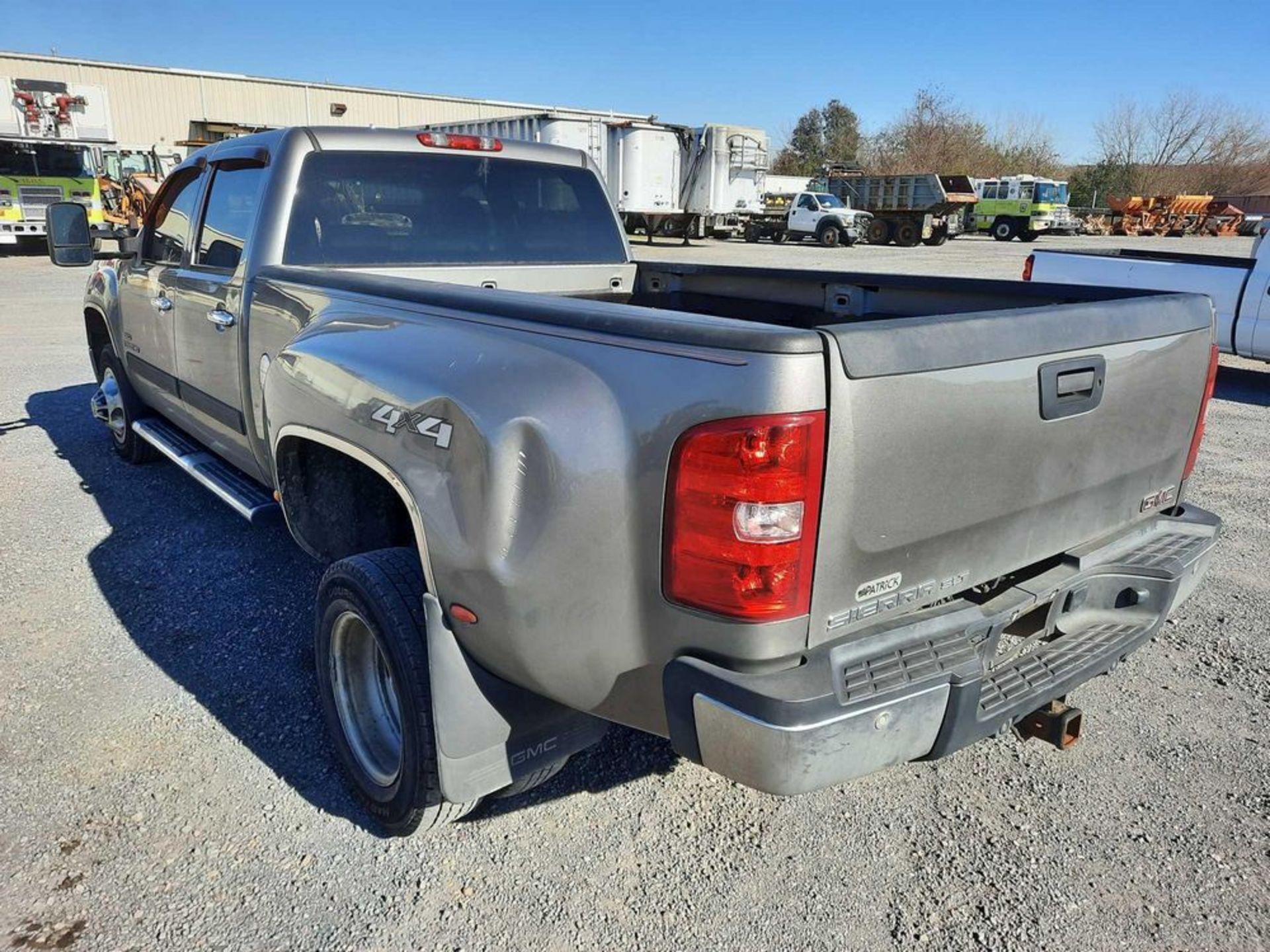 2008 GMC SIERRA 3500HD 4x4 CREW CAB DUALLY TRUCK - Image 2 of 19