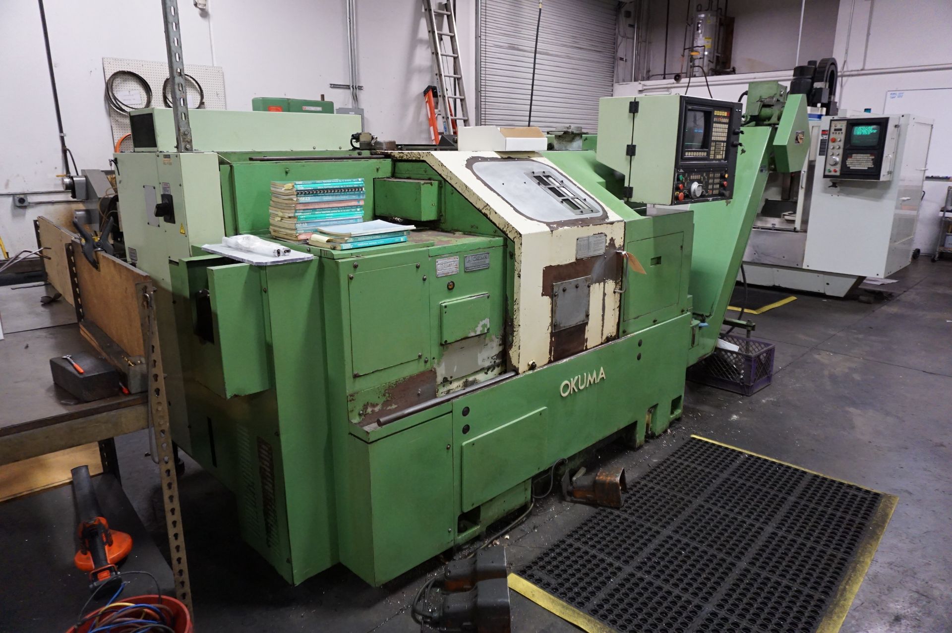 1991 OKUMA LB15 TURNING CENTER, OSP50202 Control, WITH HENNIG LB15H CHIP CONVEYOR, WITH ORIGINAL - Image 2 of 13