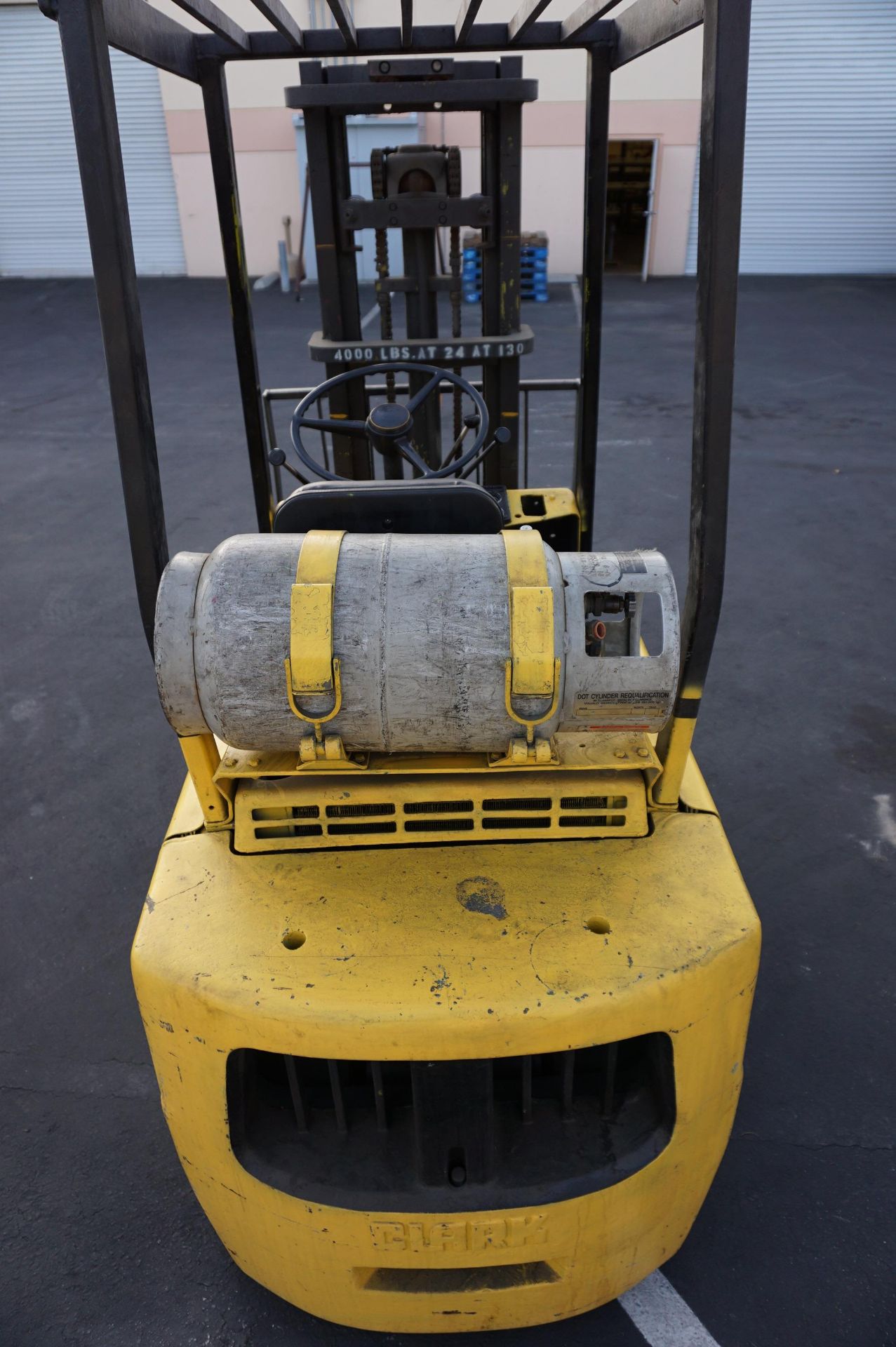 CLARK C50 FORKLIFT 4000 LB CAP, S/N 355-1488-3611, WITH ORIGINAL MANUALS AND CATALOGS - Image 4 of 7