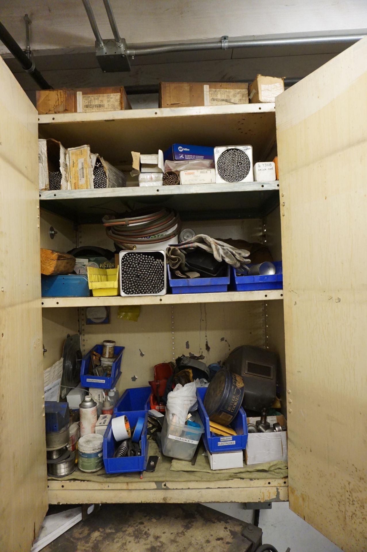 CABINETS WITH MISC. CONTENTS TO WELDING RODS, MASKS, VICTOR PRESSURE GAUGE, WELDING CURTAINS, AND - Image 3 of 7