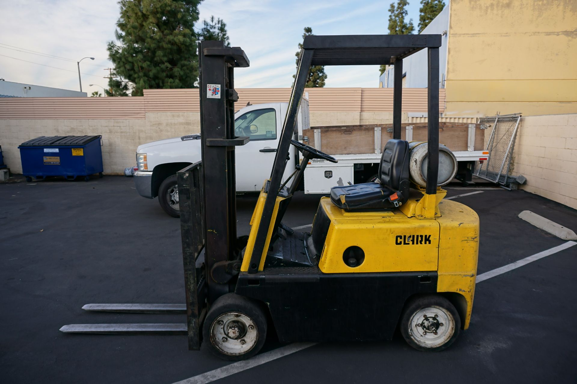 CLARK C50 FORKLIFT 4000 LB CAP, S/N 355-1488-3611, WITH ORIGINAL MANUALS AND CATALOGS - Image 3 of 7