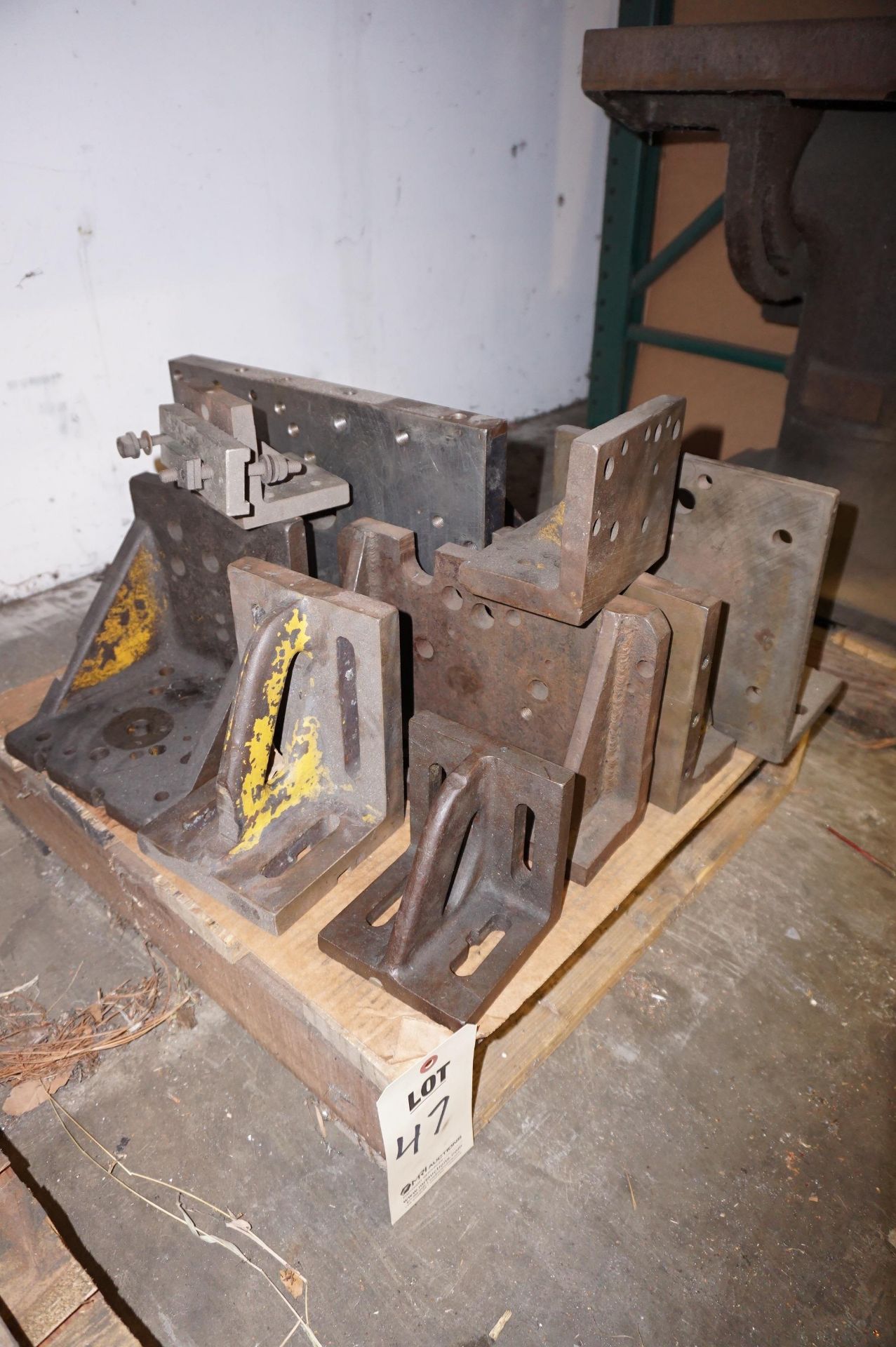 (1 PALLET) MISC. SLOTTED WEBBED ANGLE PLATES AND IRONS, VARYING SIZES - Image 2 of 2