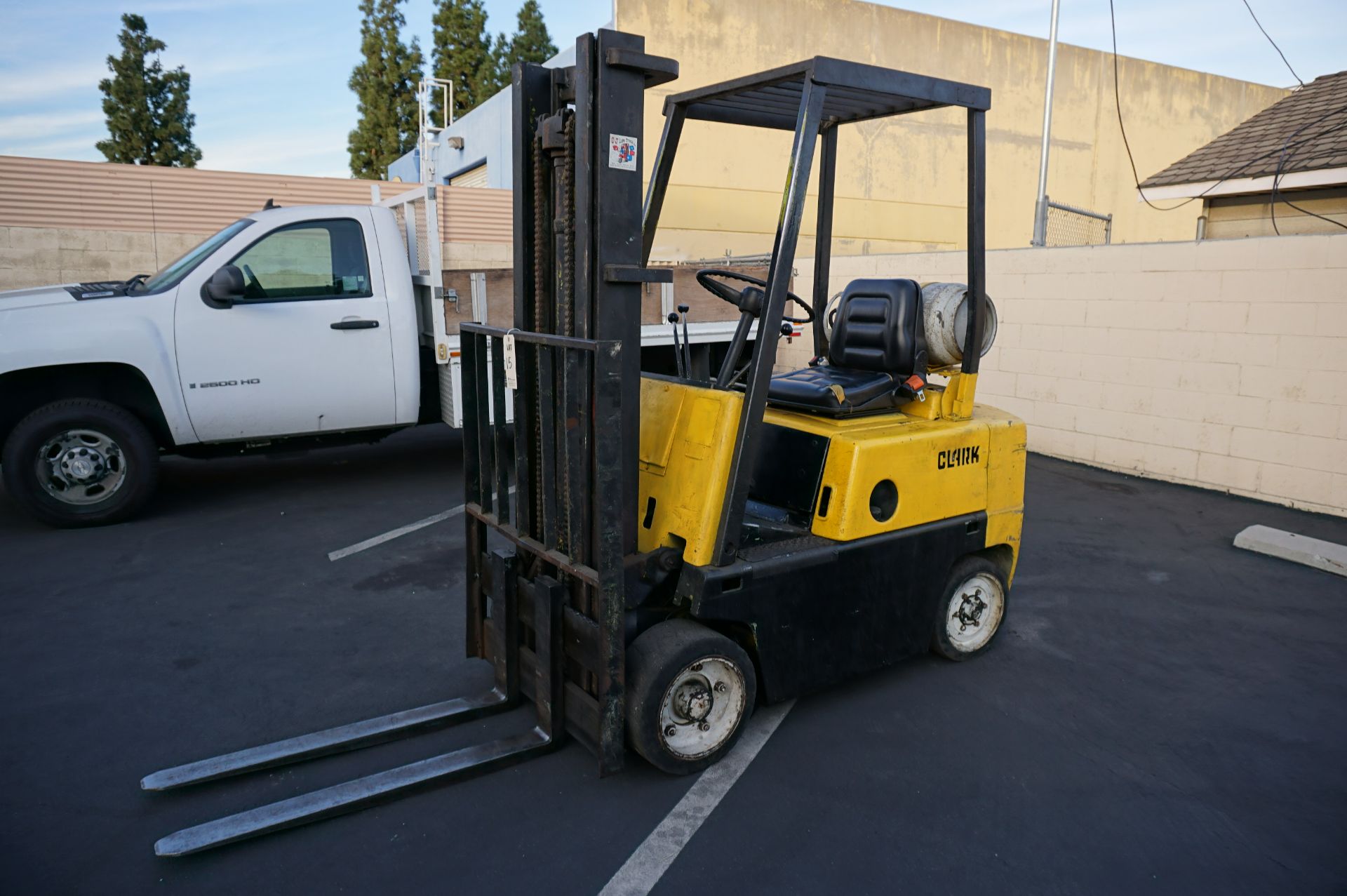 CLARK C50 FORKLIFT 4000 LB CAP, S/N 355-1488-3611, WITH ORIGINAL MANUALS AND CATALOGS - Image 2 of 7