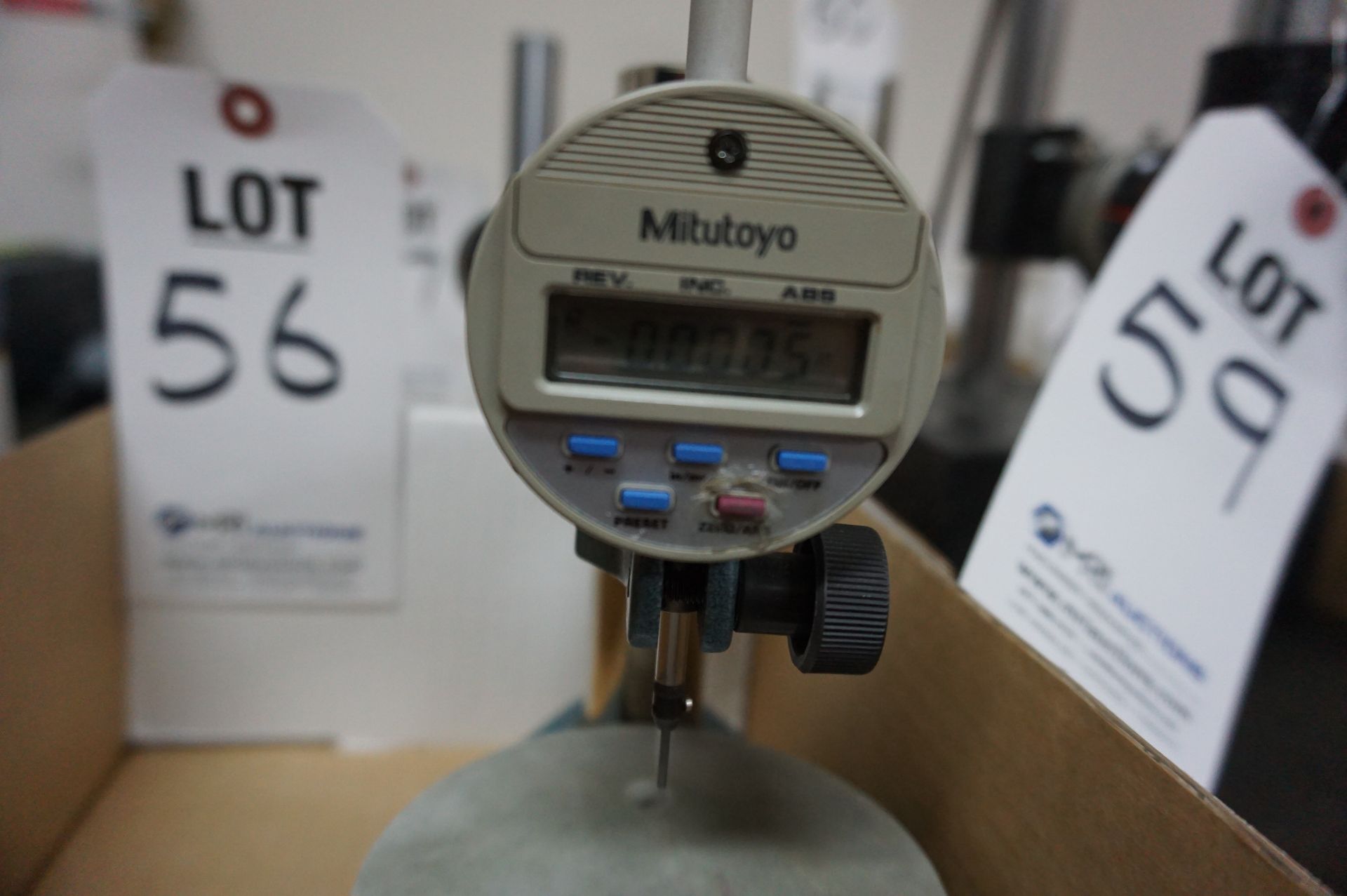 MITUTOYO VERTICAL DIGITAL INDICATOR, MODEL IDC-1012MEB, WITH MITUTOYO STAND - Image 3 of 4