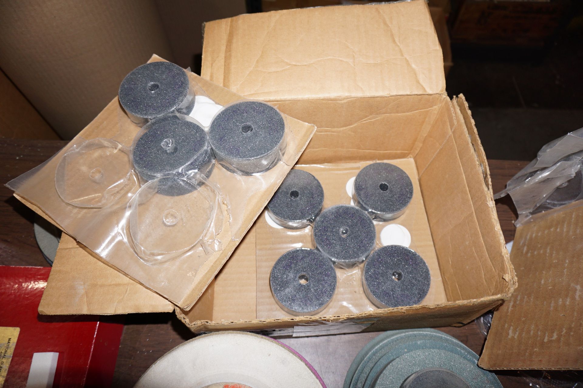 LARGE QUANTITY OF GRINDING WHEELS, VARIED SIZES AND GRIT - Image 4 of 7