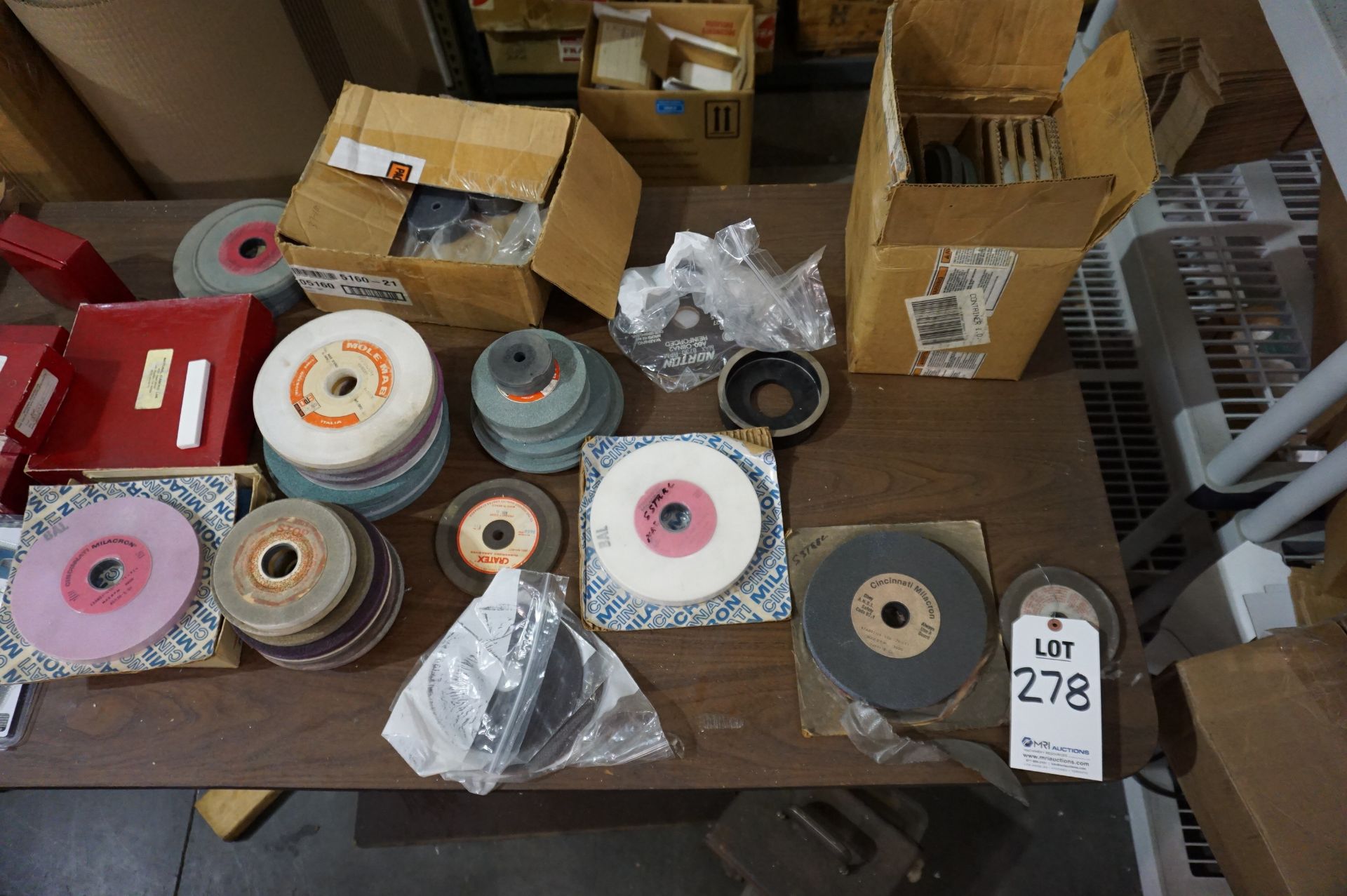 LARGE QUANTITY OF GRINDING WHEELS, VARIED SIZES AND GRIT - Image 2 of 7