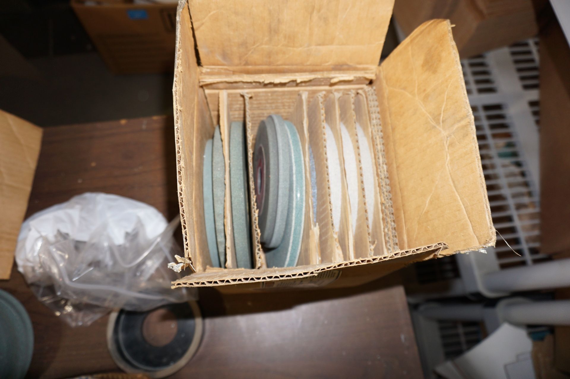 LARGE QUANTITY OF GRINDING WHEELS, VARIED SIZES AND GRIT - Image 3 of 7