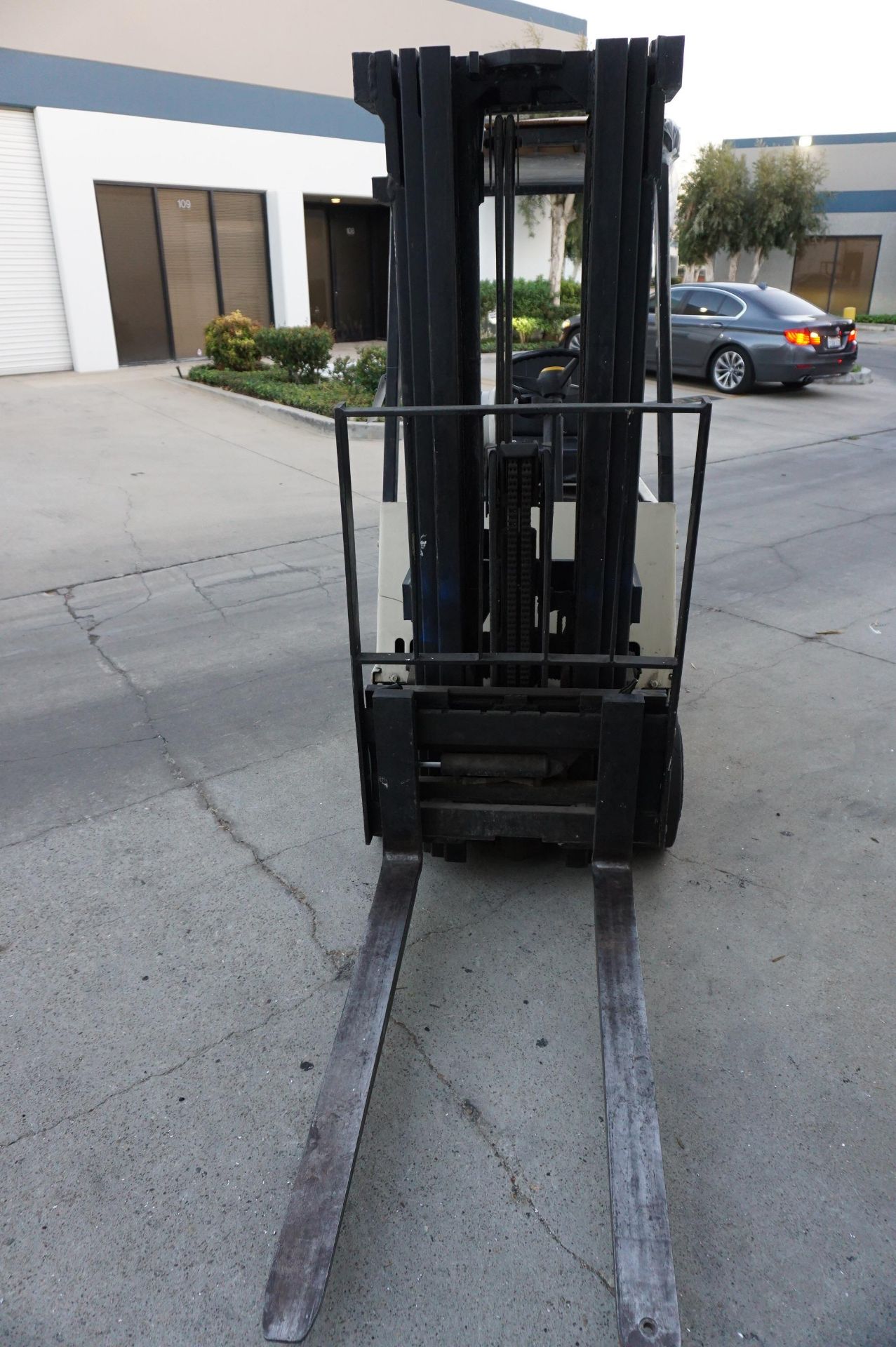 1991 CLARK GAS LIFT TRUCK, 2700LB CAPACITY, MODEL GCS 17S, S/N G127-0127-7650 K0F - Image 4 of 6