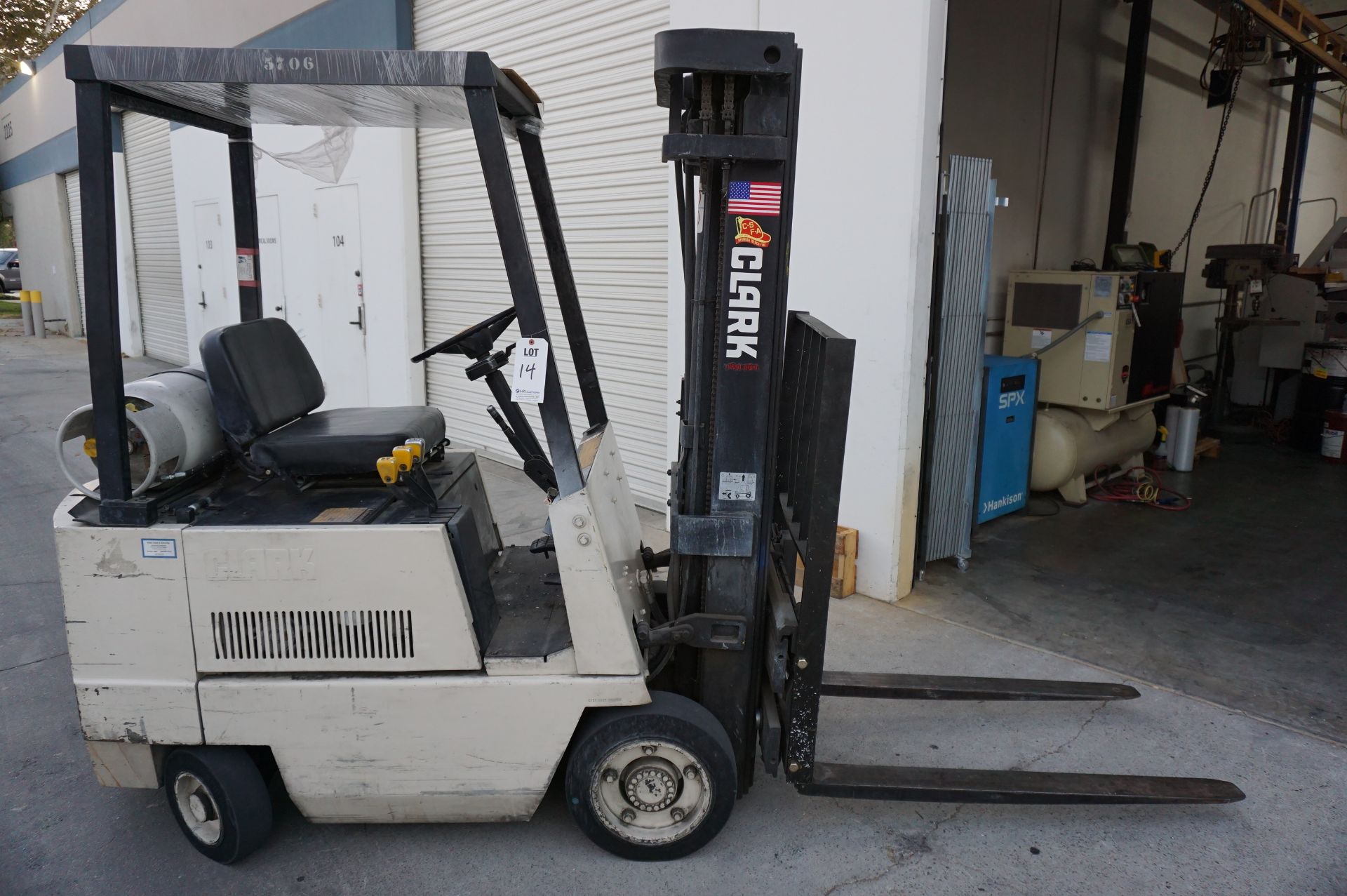 1991 CLARK GAS LIFT TRUCK, 2700LB CAPACITY, MODEL GCS 17S, S/N G127-0127-7650 K0F