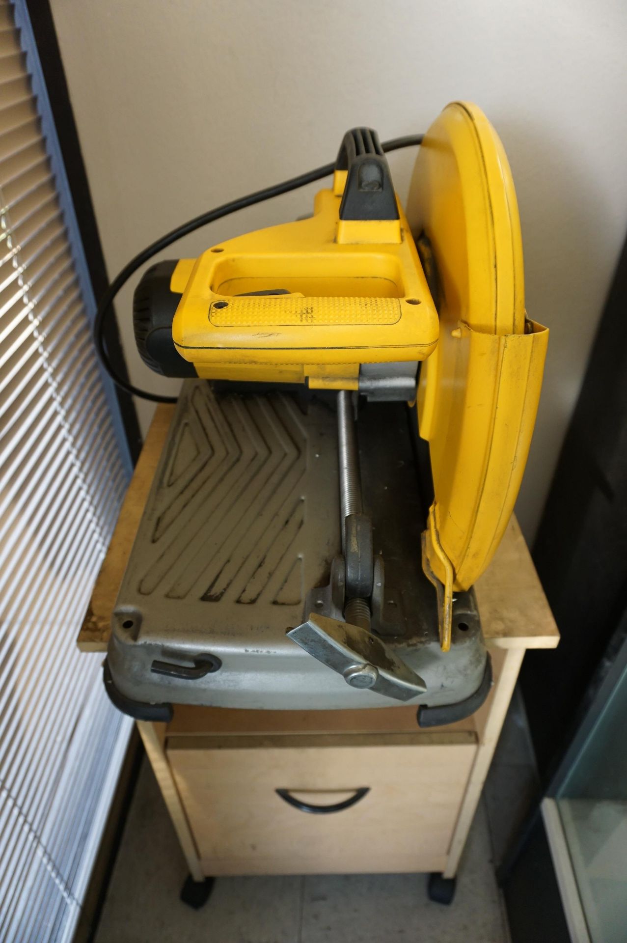 LOT TO INCLUDE: (1) RYOBI GRINDER WITH DIAMOND WHEEL AND MISC. GRINDING WHEELS, (1) CHOP SAW, (1) - Image 5 of 6