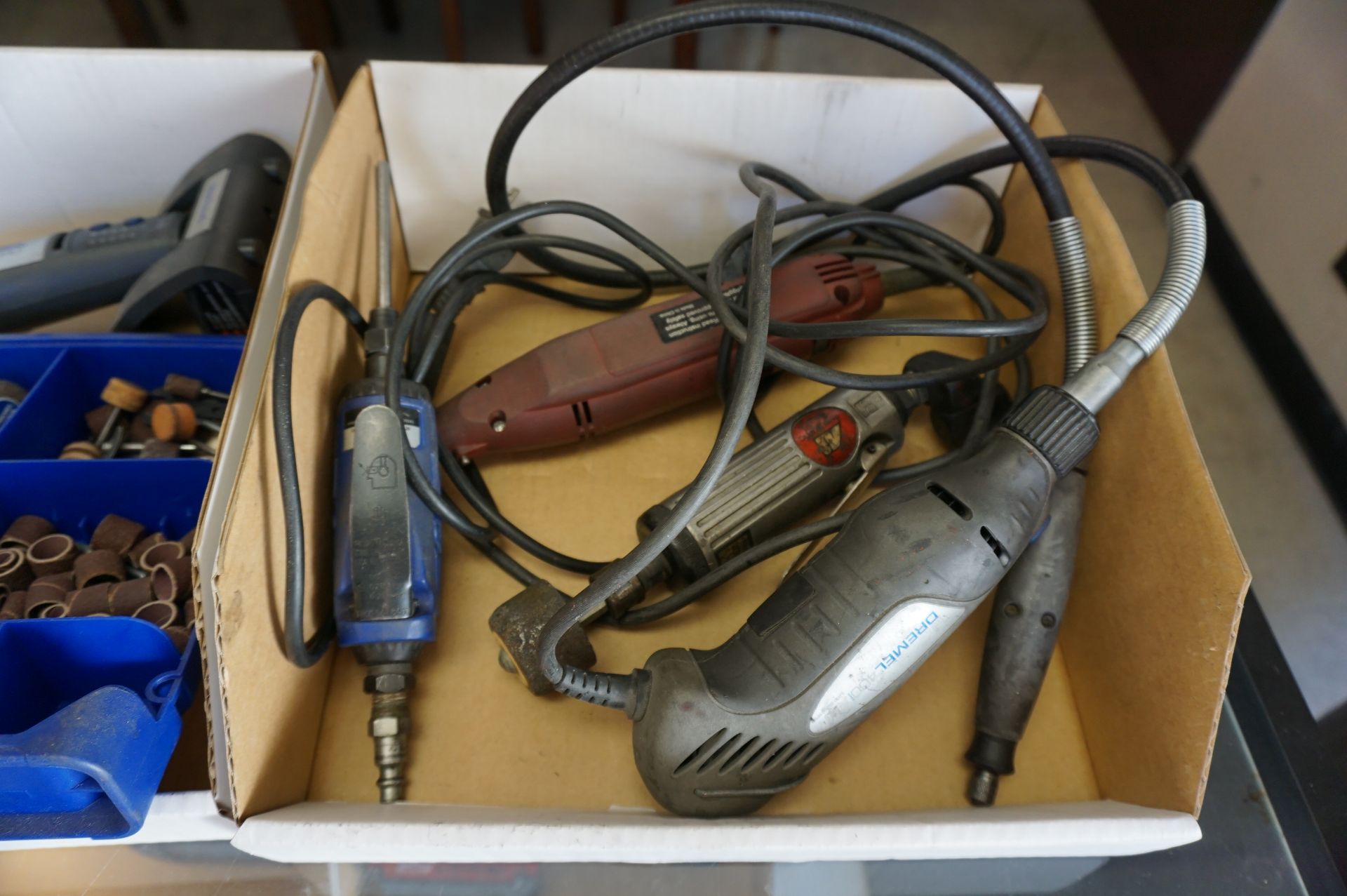 LOT TO INCLUDE: DREMEL MICRO WITH ACCESSORIES, MISC. ELECTRIC AND PNEUMATIC GRINDERS - Image 4 of 6