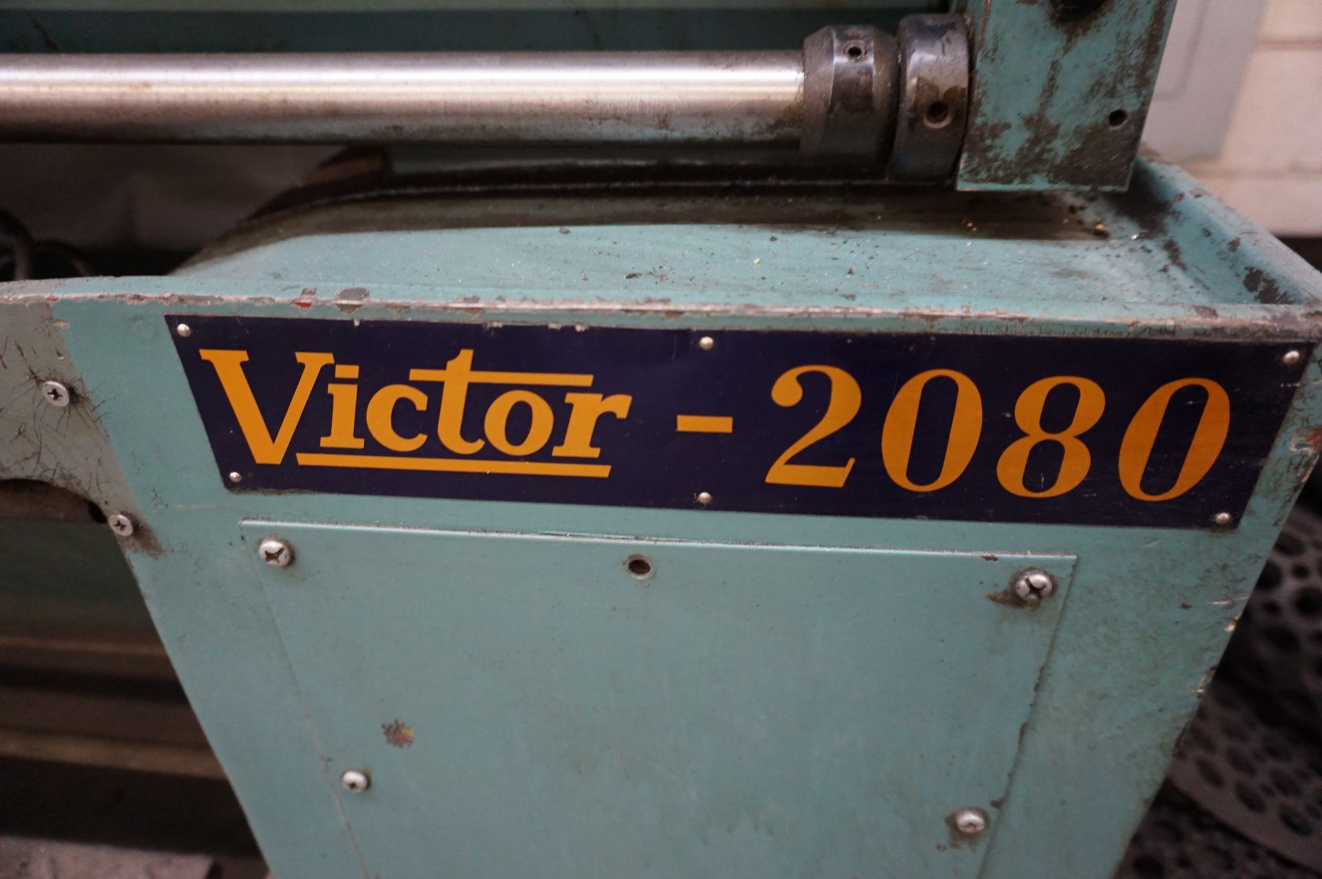 VICTOR 2080 ENGINE LATHE, S/N 710344, 10 HP, 220 V, CYCLES 60, 3 PHASE, CART WITH MANUALS, CHUCKS, - Image 6 of 10