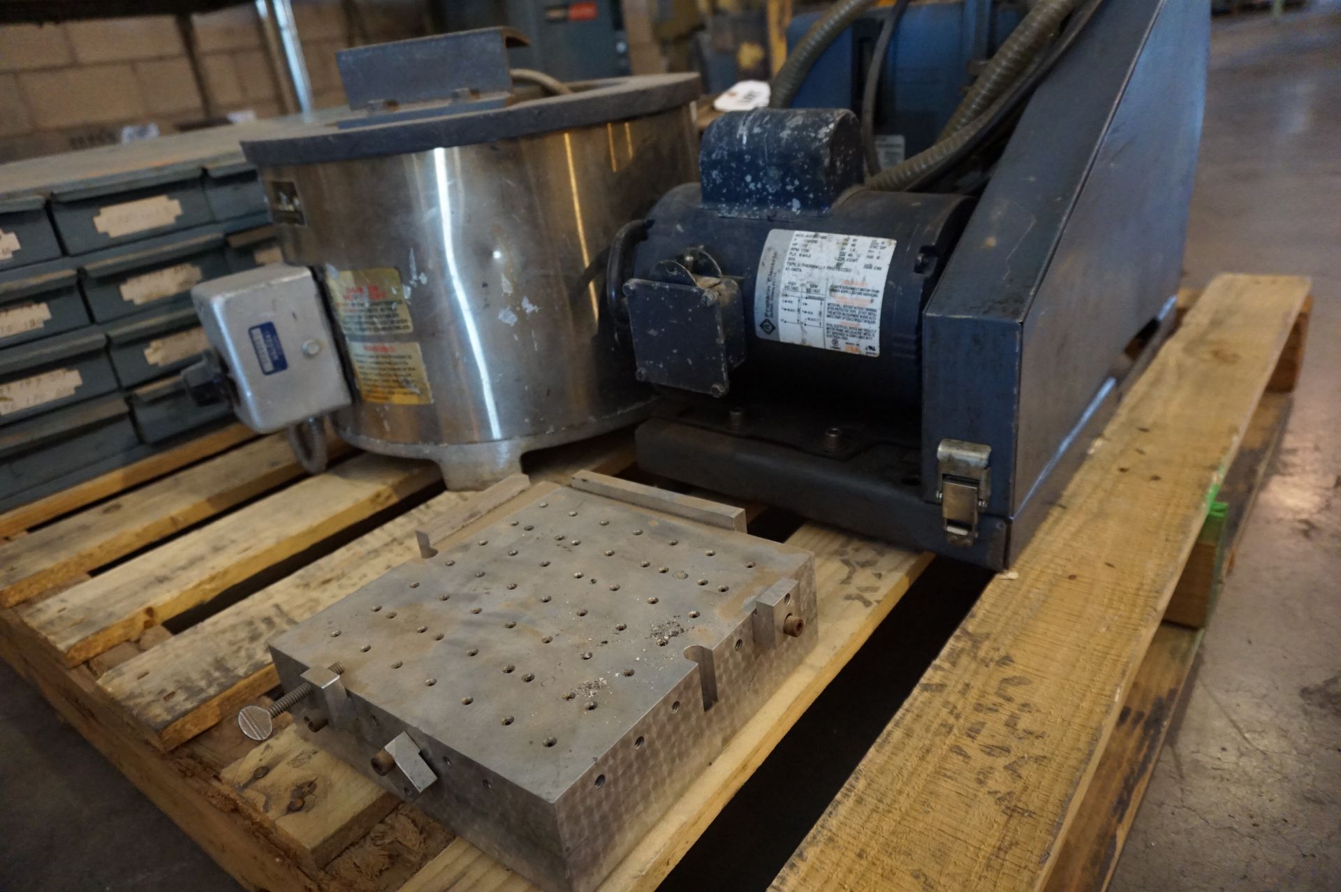 PALLET LOT TO INCLUDE: WAX MELTING POTS, FIXTURES - Image 2 of 4