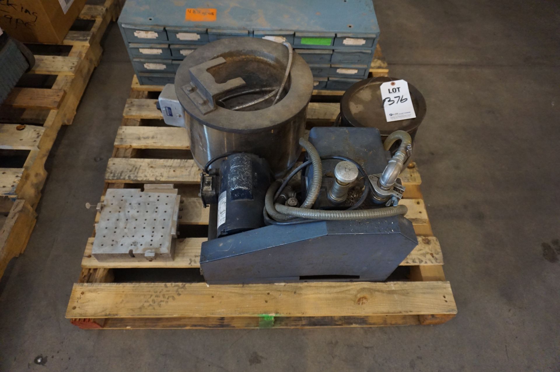 PALLET LOT TO INCLUDE: WAX MELTING POTS, FIXTURES