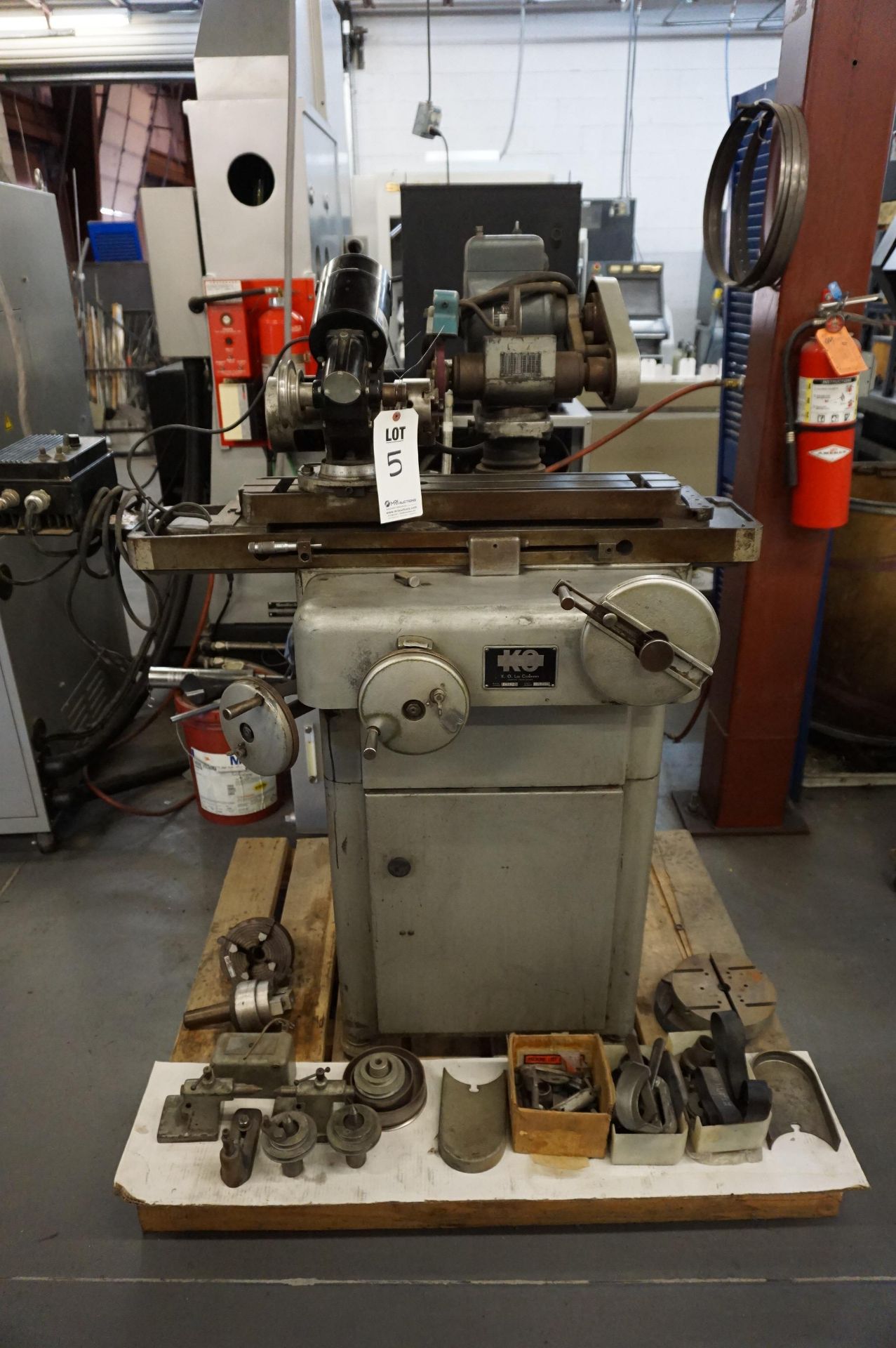 K.O. LEE UNIVERSAL TOOL & CUTTER GRINDER, MODEL 980, S/N/ 8216-664, WITH SPARE CENTERS, CHUCKS,