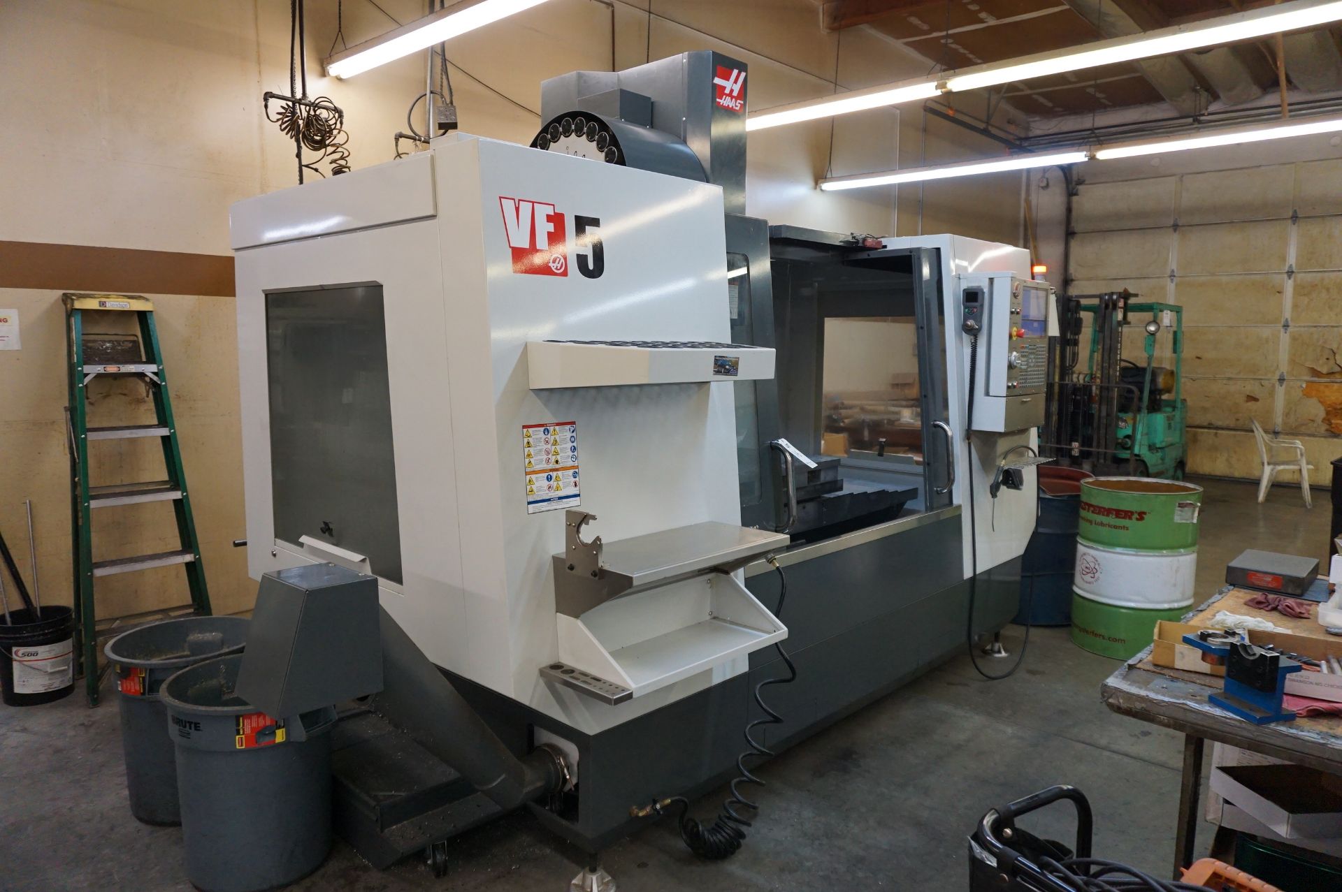 2015 HAAS VF-5/40 CNC VERTICAL MACHINING CENTER, S/N 1124271, MFG. 06/2015, HAAS CONTROL, 30 HP 8100 - Image 2 of 12