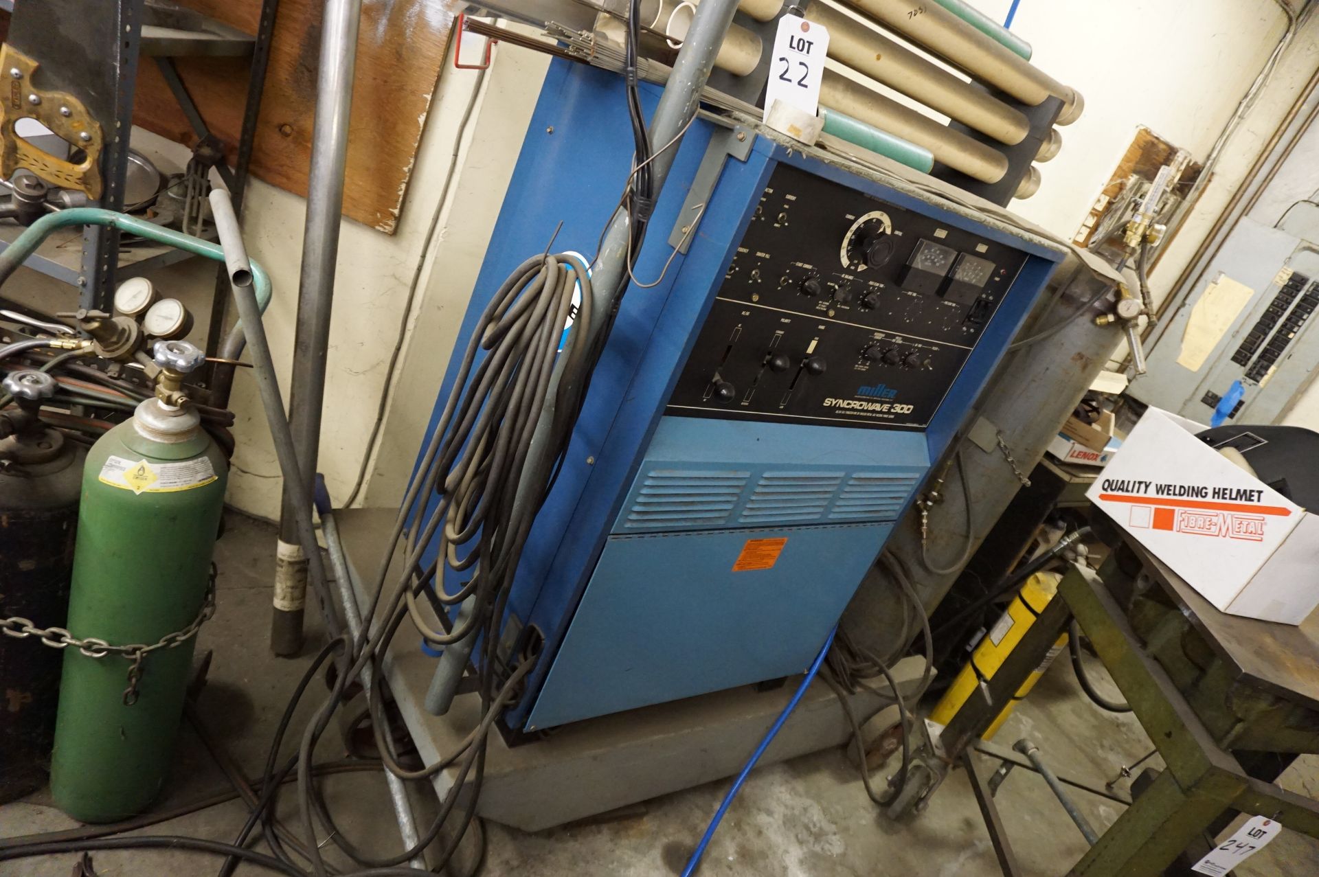 MILLER SYNCROWAVE 300 WELDER WITH ROLLING CART AND WELDING RODS - Image 4 of 4