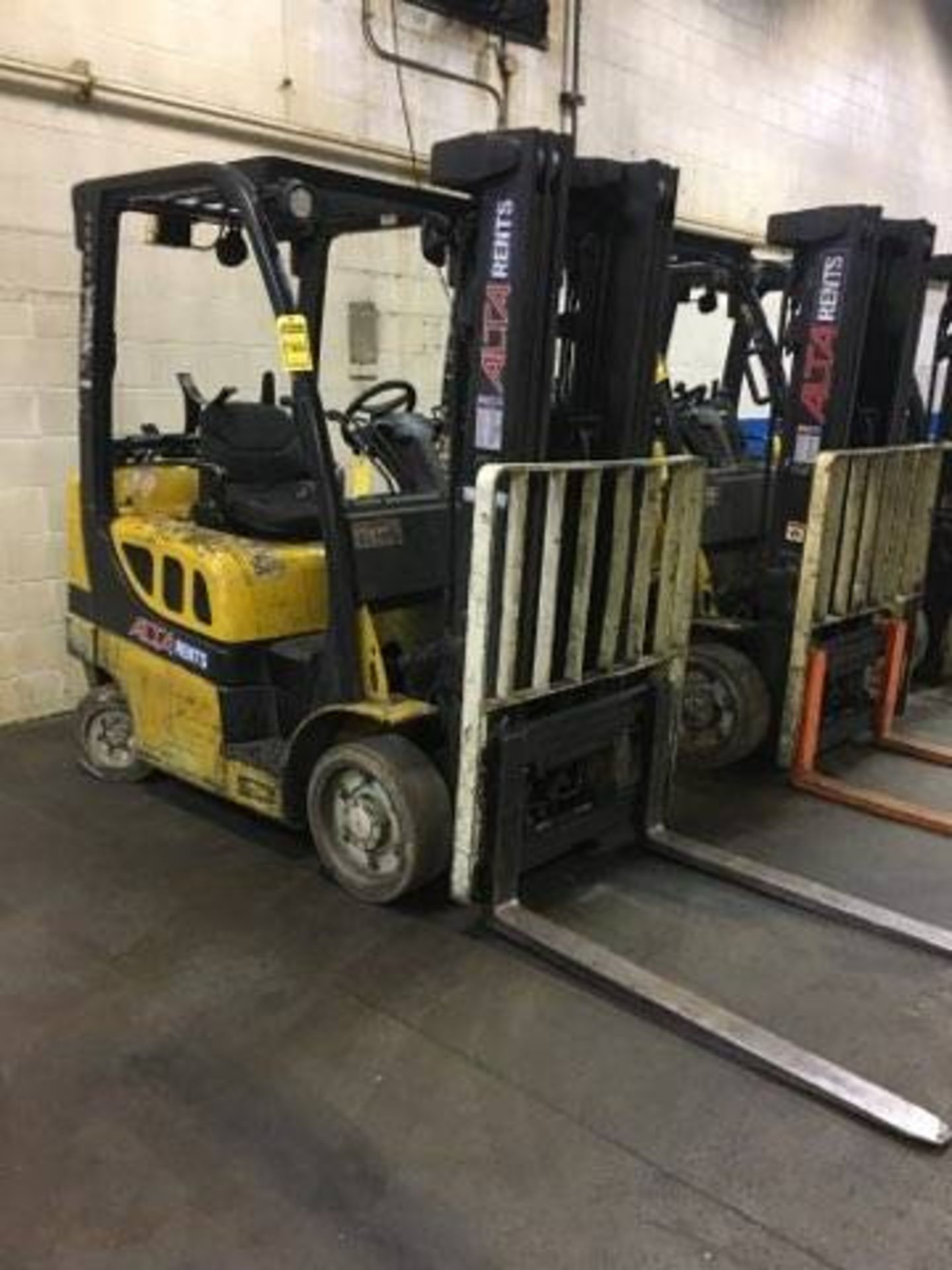 2014 YALE 5,000-LB. CAPACITY LPG FORKLIFT, MODEL GLC050VX, 3-STAGE MAST, 194.9'' MAX LOAD HEIGHT, - Image 3 of 6