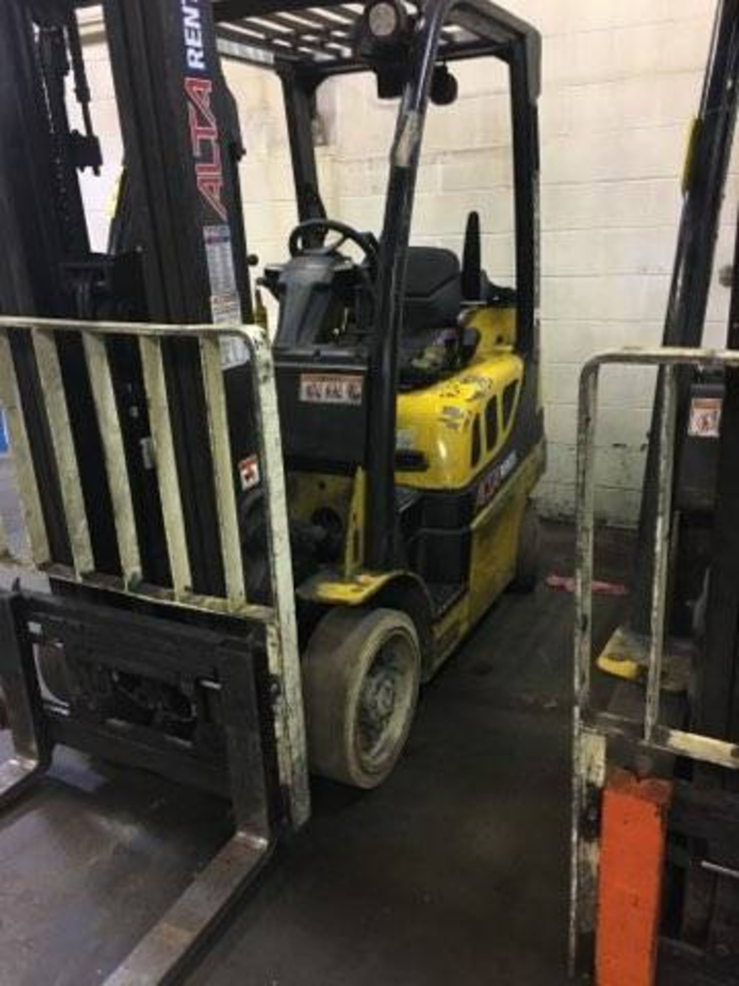 2014 YALE 5,000-LB. CAPACITY LPG FORKLIFT, MODEL GLC050VX, 3-STAGE MAST, 194.9'' MAX LOAD HEIGHT, - Image 5 of 6