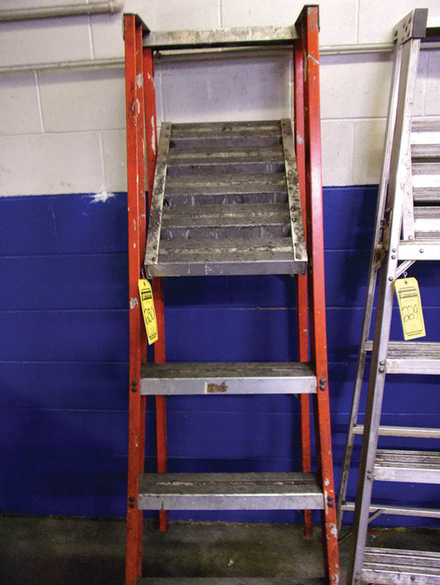 6' FIBERGLASS STEP LADDER