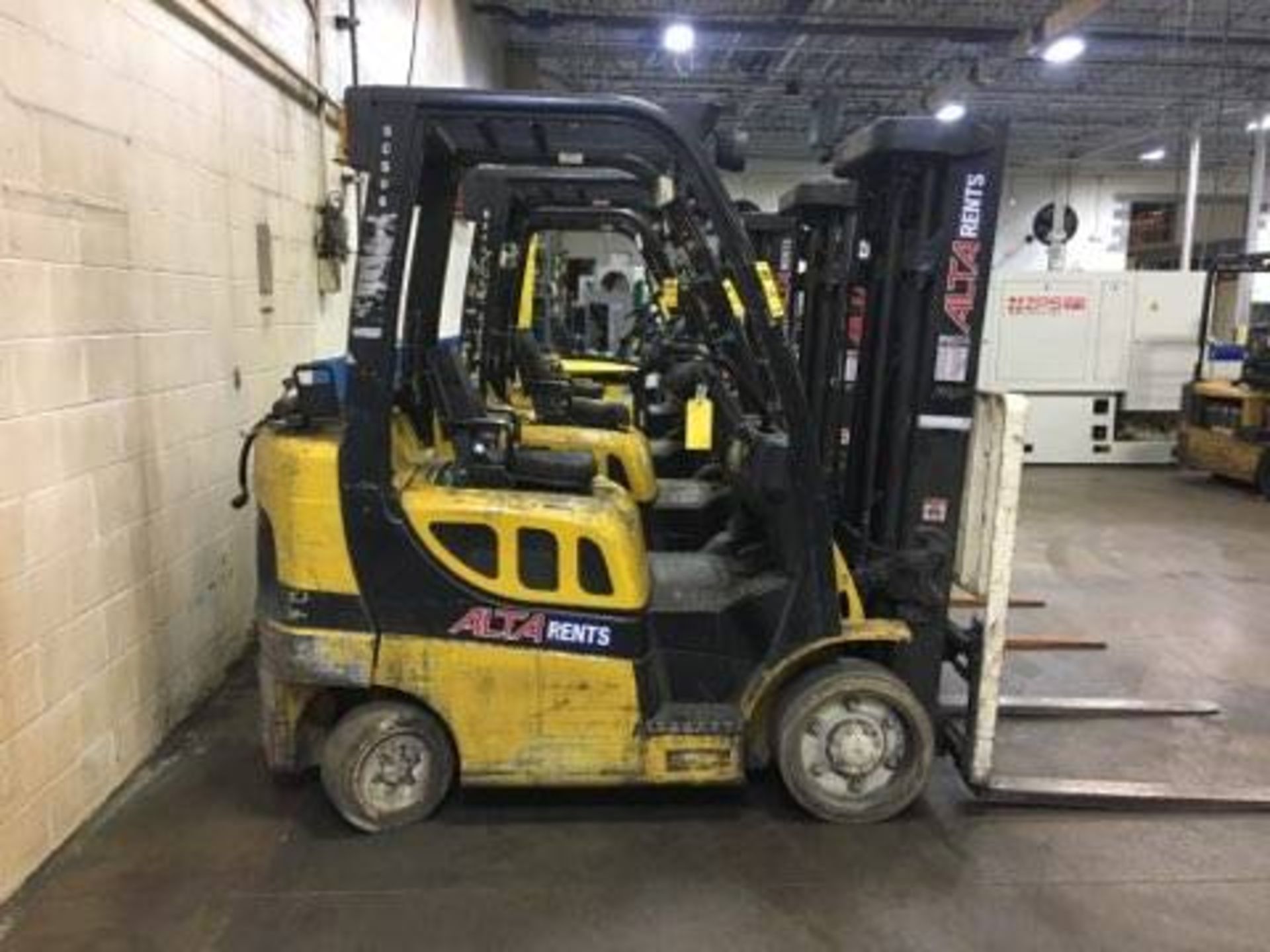 2014 YALE 5,000-LB. CAPACITY LPG FORKLIFT, MODEL GLC050VX, 3-STAGE MAST, 194.9'' MAX LOAD HEIGHT, - Image 4 of 6