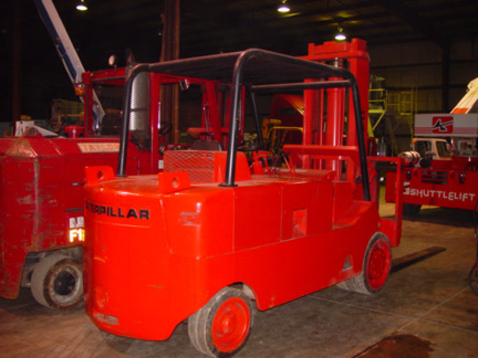 CATERPILLAR 30,000-LB. CAPACITY FORKLIFT, MODEL T300, INTERNATIONAL 304 CID V8 ENGINE, 2-SPEED - Image 2 of 4