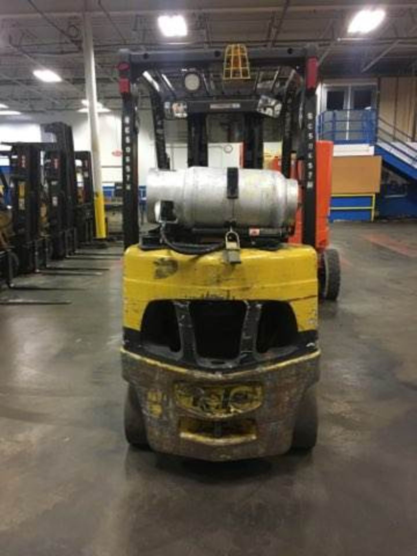 2014 YALE 5,000-LB. CAPACITY LPG FORKLIFT, MODEL GLC050VX, 3-STAGE MAST, 194.9'' MAX LOAD HEIGHT, - Image 2 of 6