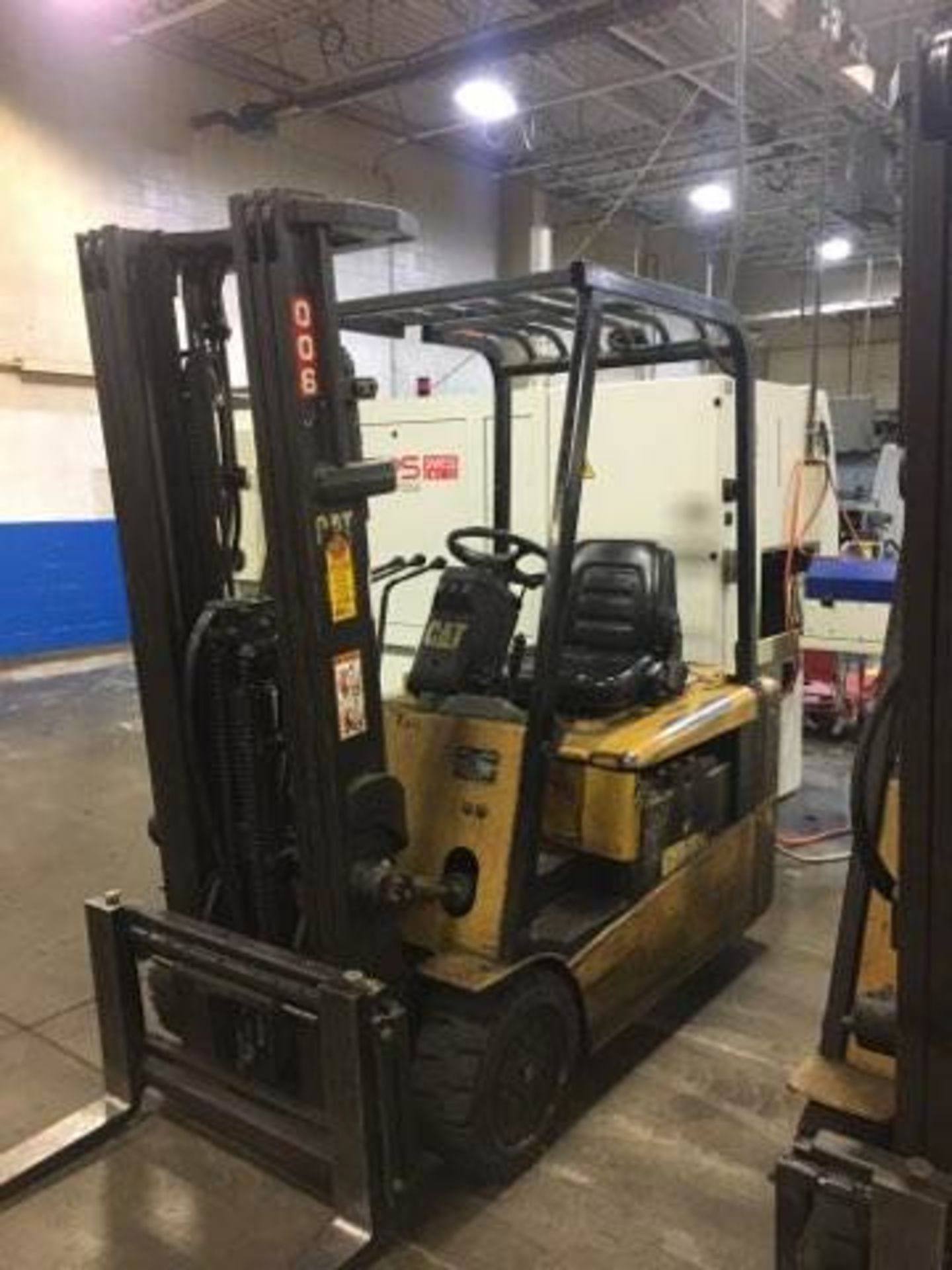 CATERPILLAR 3,500-LB. CAPACITY ELECTRIC FORKLIFT, MODEL EC25K, 36V., 3-STAGE MAST, 188'' MAX. LOAD - Image 2 of 3