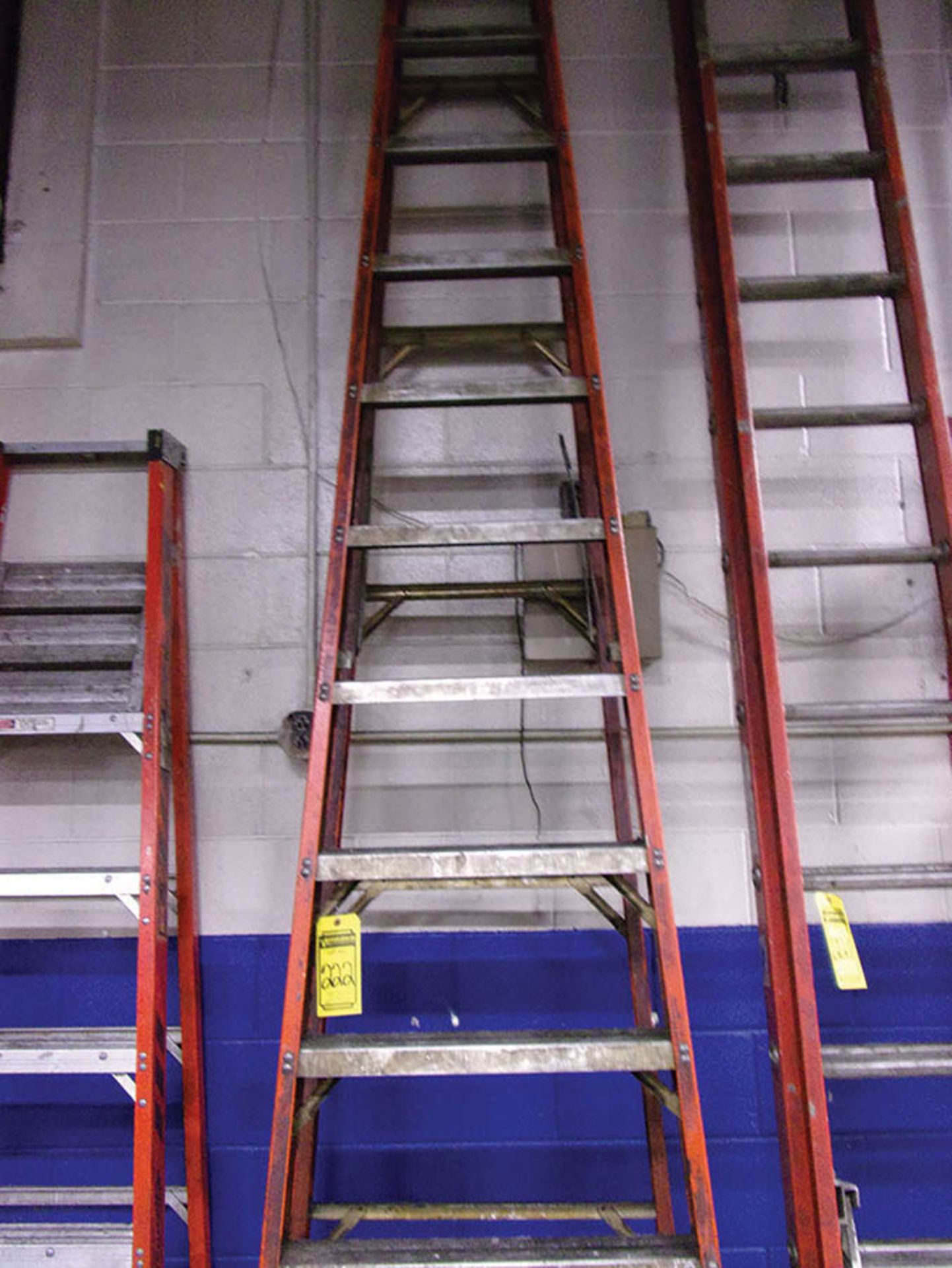 LOUISVILLE 12' FIBERGLASS STEP LADDER