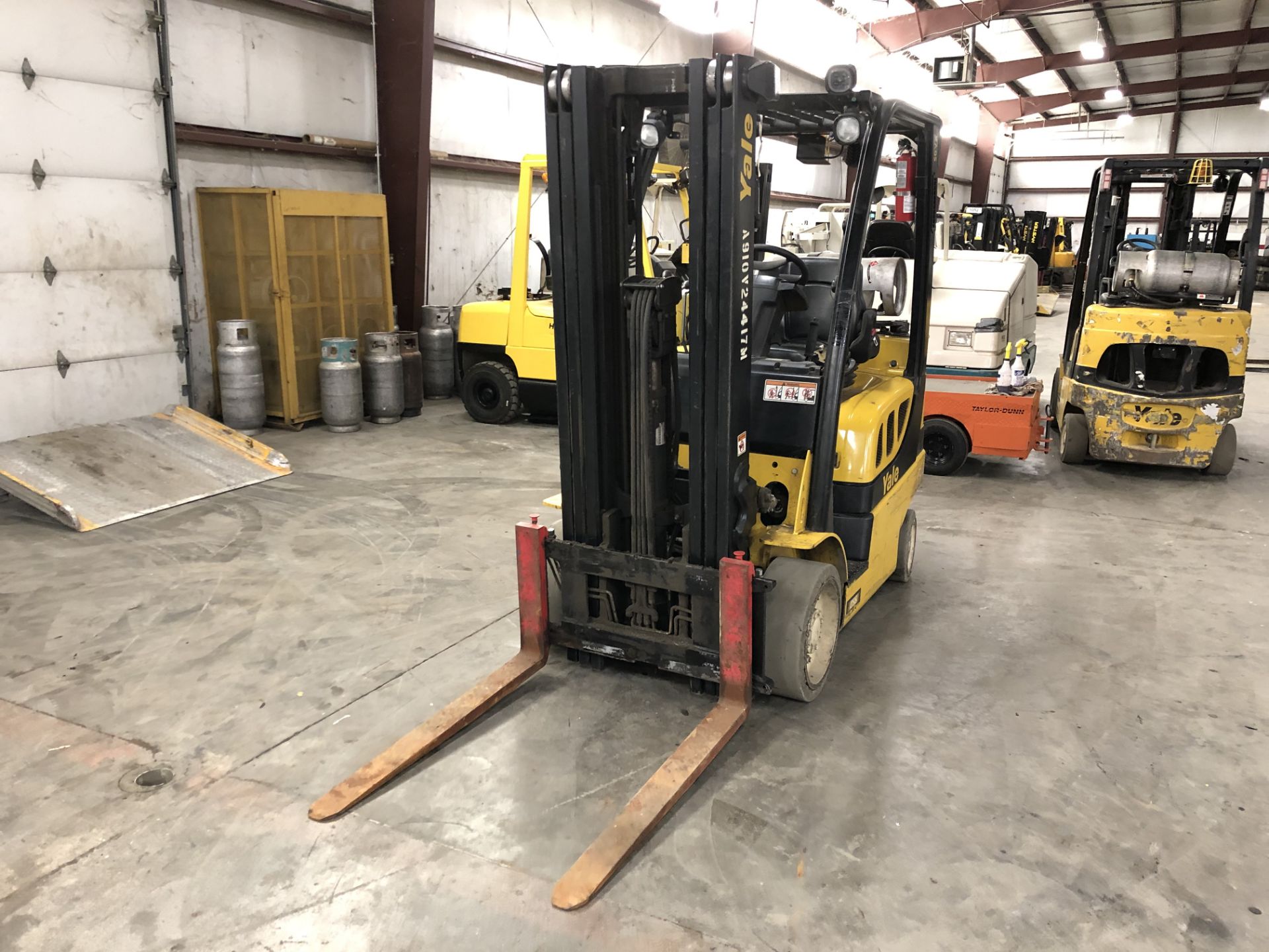 2014 YALE 5,000 LB. CAPACITY FORKLIFT; MODEL GLC050VX, LPG, SOLID TIRES, 85”/194” 3-STAGE MAST - Image 3 of 5