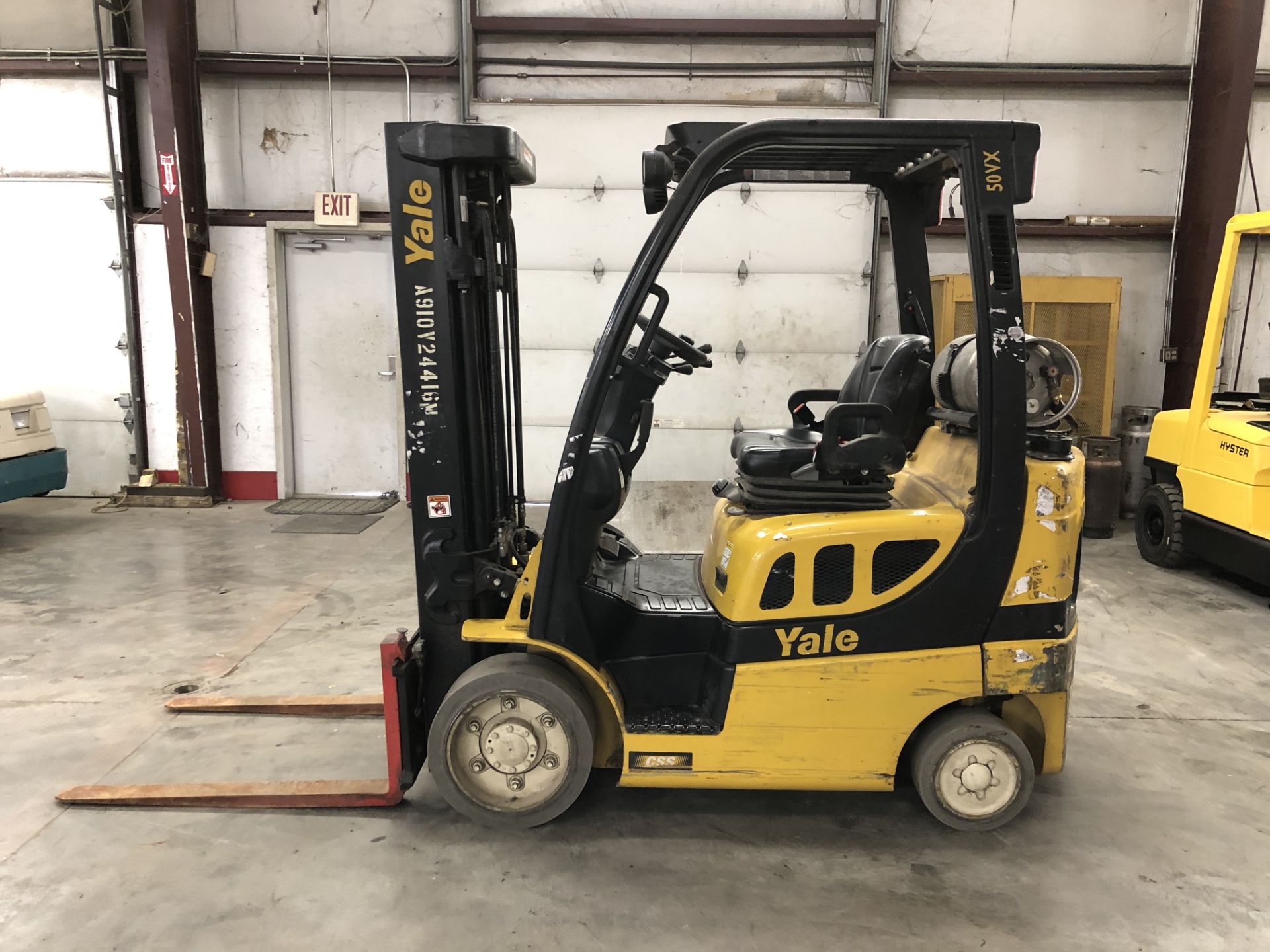 2014 YALE 5,000 LB. CAPACITY FORKLIFT; MODEL GLC050VX, LPG, SOLID TIRES, 85”/194” 3-STAGE MAST